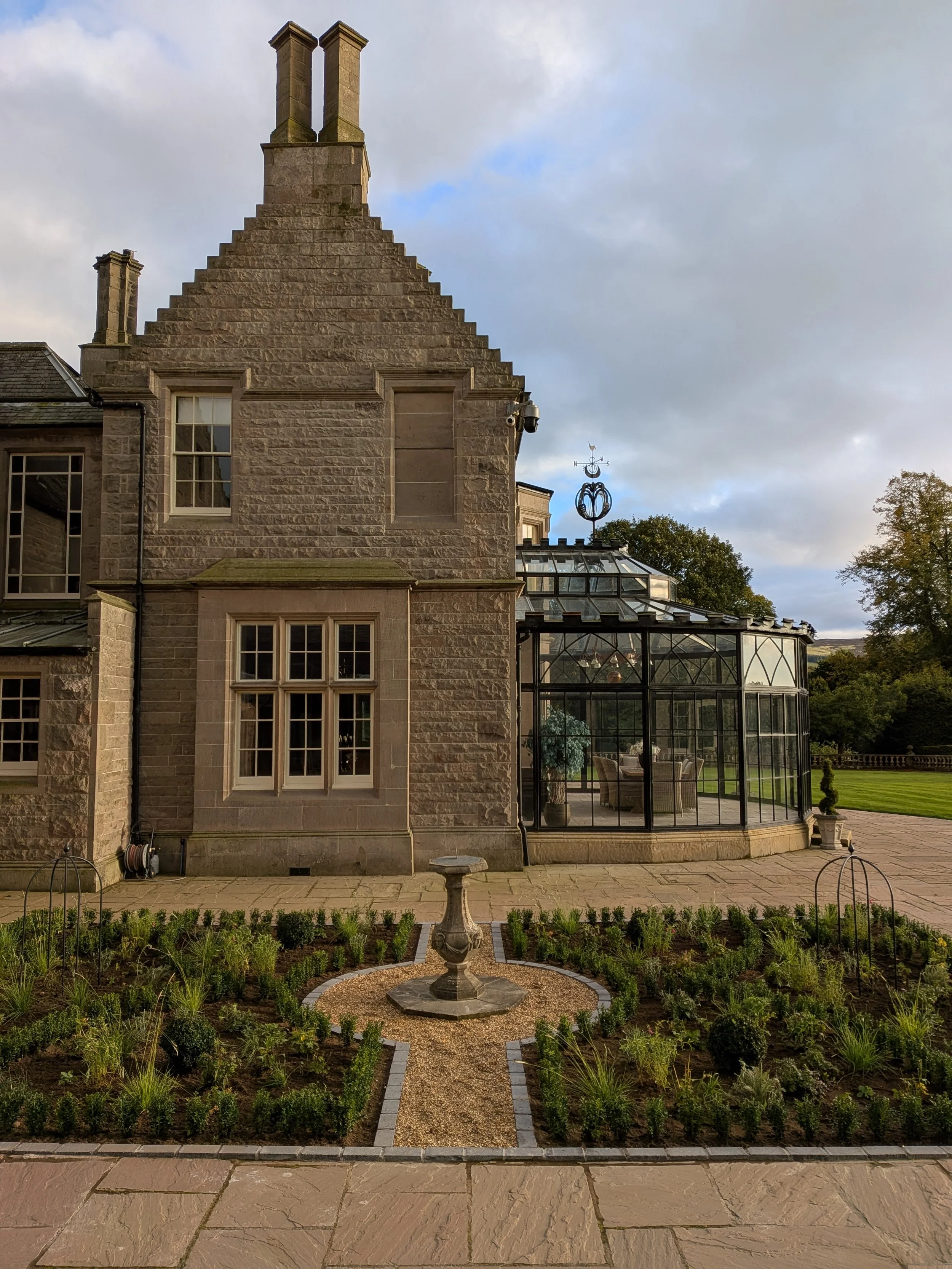 Gothic mansion with a modernised parterre
