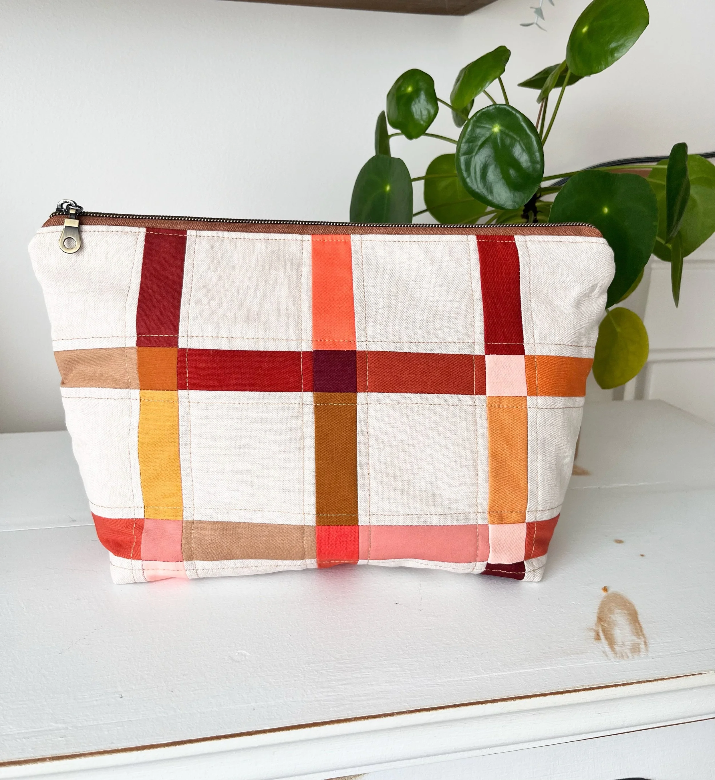 Today, I switched gears a little and made a quilted project bag.  The pattern is in the book Contemporary Patchwork by Arounna Khounnoraj @bookhou . I ended up putting the grid pattern on both sides of the bag, and added batting between the layers, i