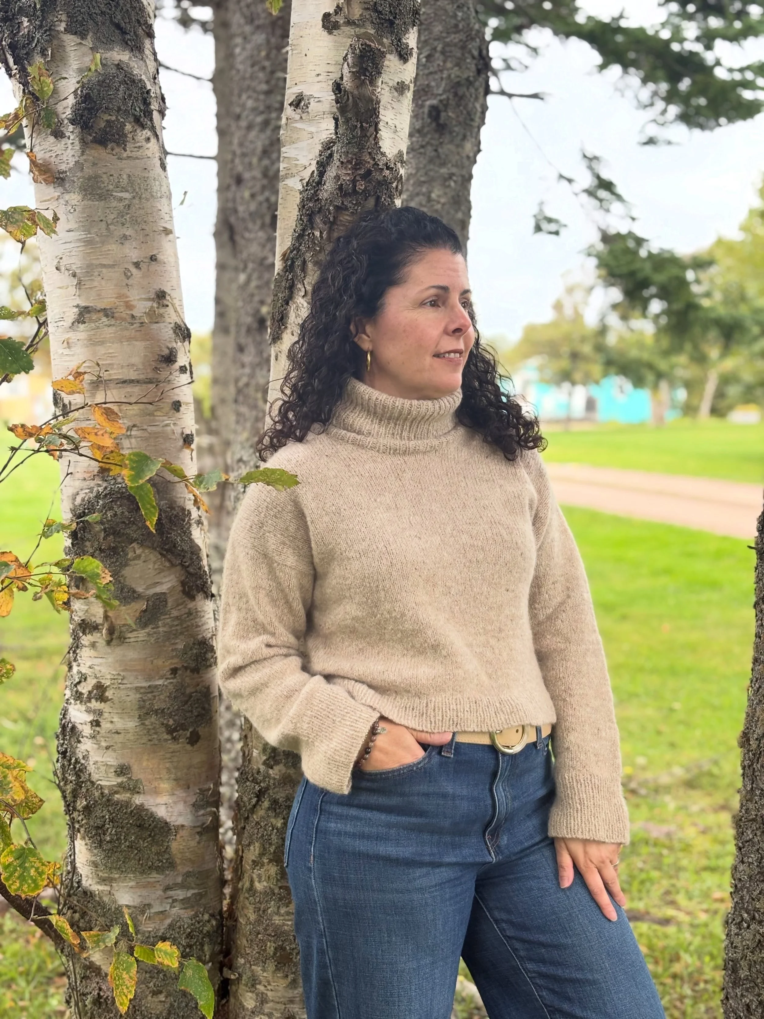 This is my second version of the Noma Sweater by @novemberknits. I made a smaller size and (accidentally) went down a half needle size. I used Majo yarn tweed supreme held together with midnatssol in light beige. Slide 3 shows my first version in tea