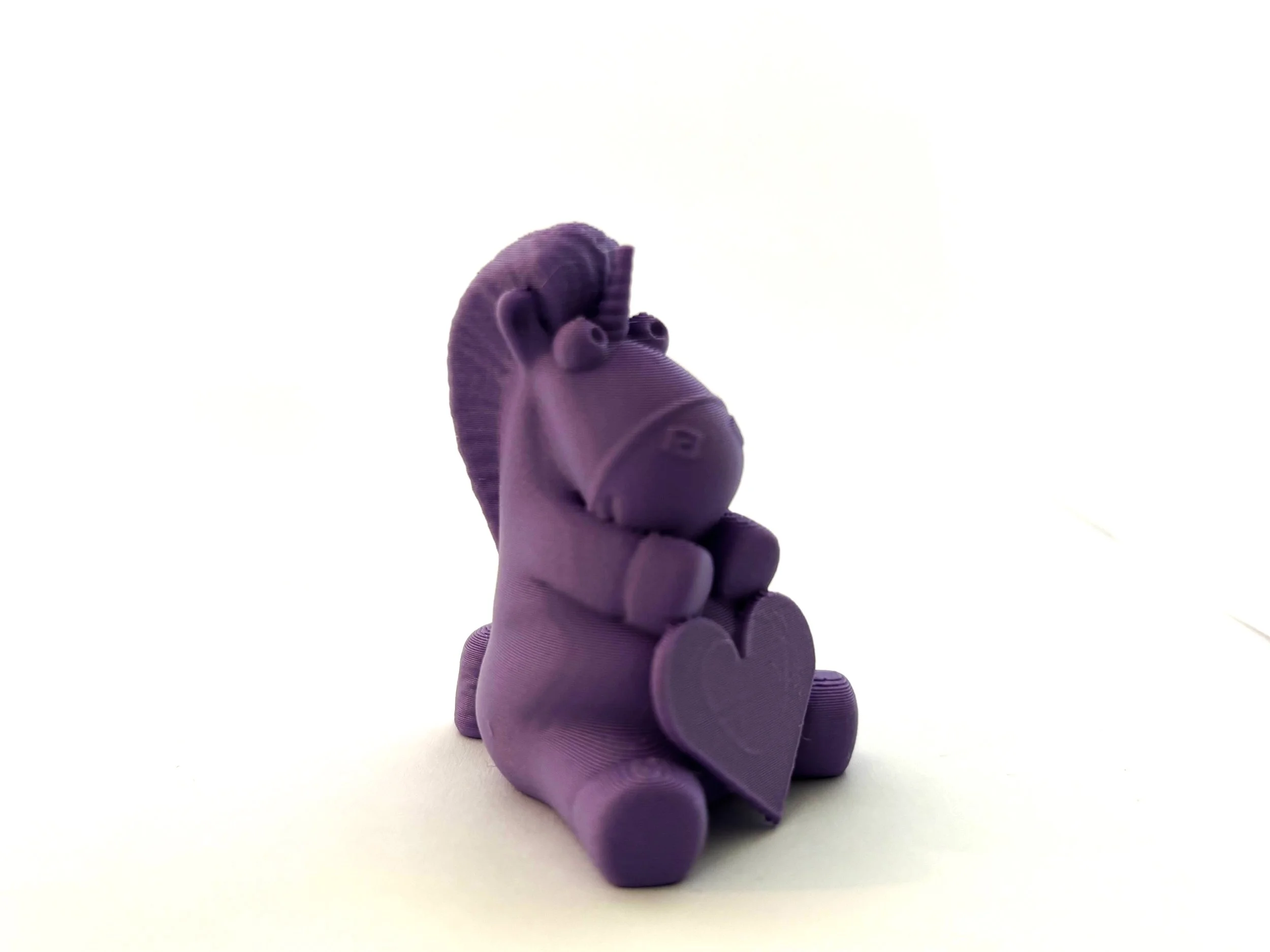 3D-Print of a unicorn holding a heart