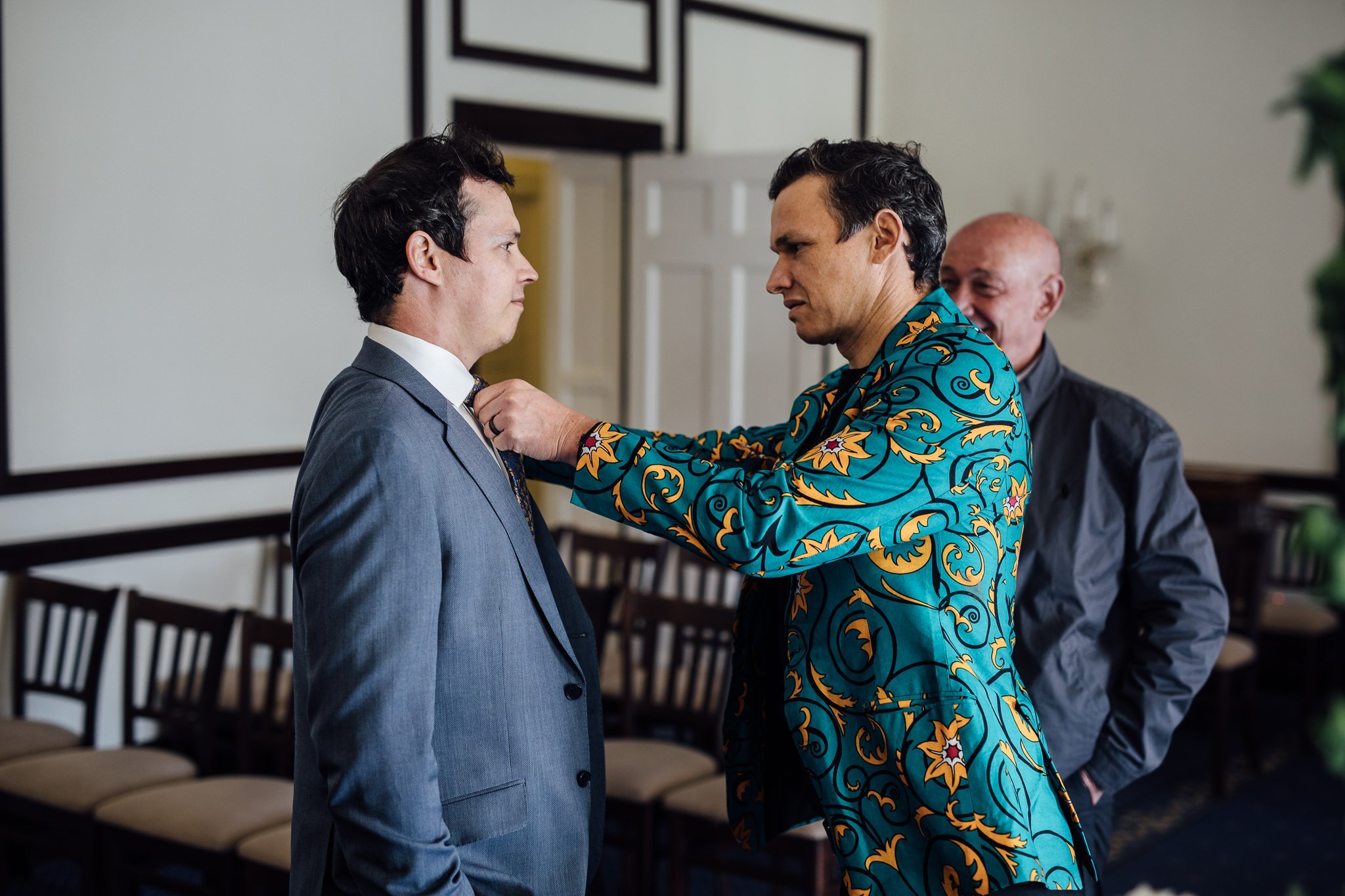  Best man helps the Groomn with his tie 