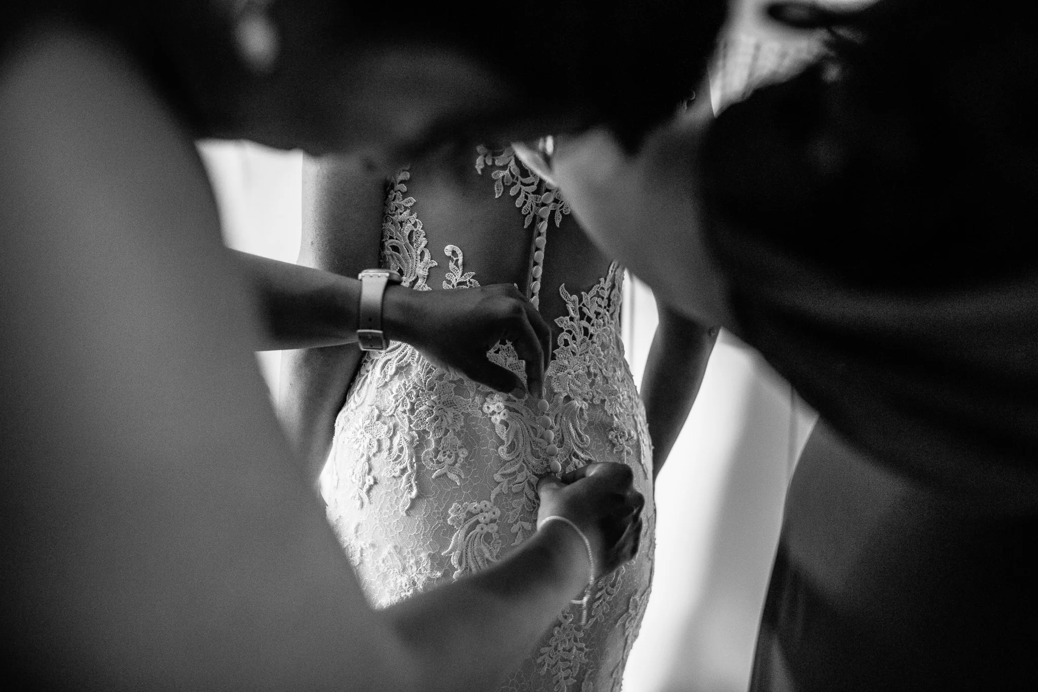  Back of the bride’s dress 