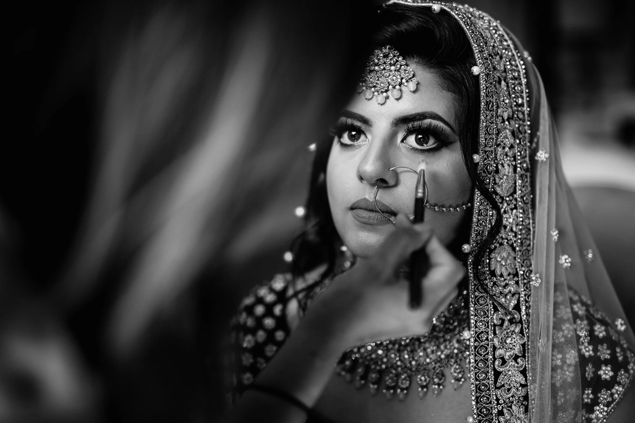  Make up artist works with bride at Trunkwell House in Berkshire 