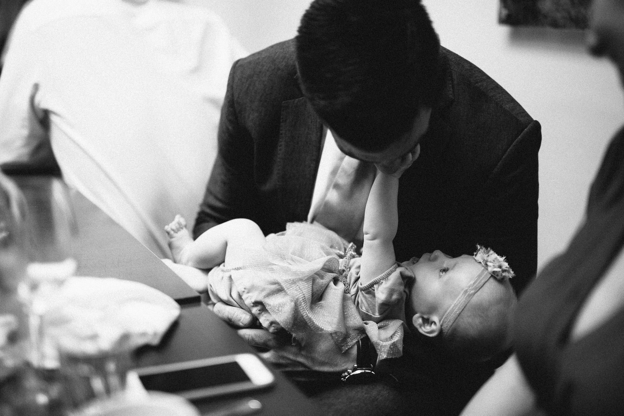  Baby touched her father’s face 