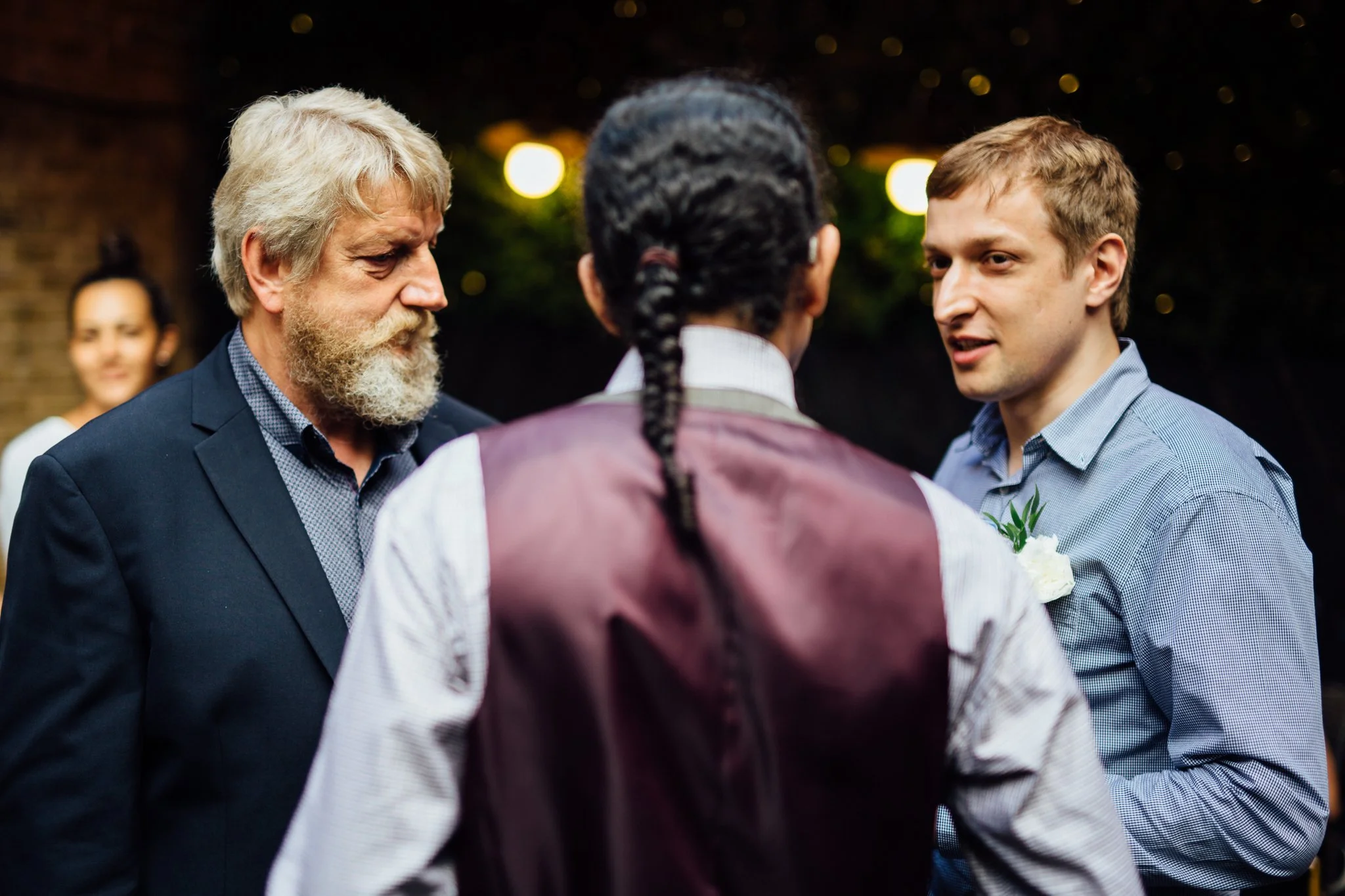  Three guests talk 