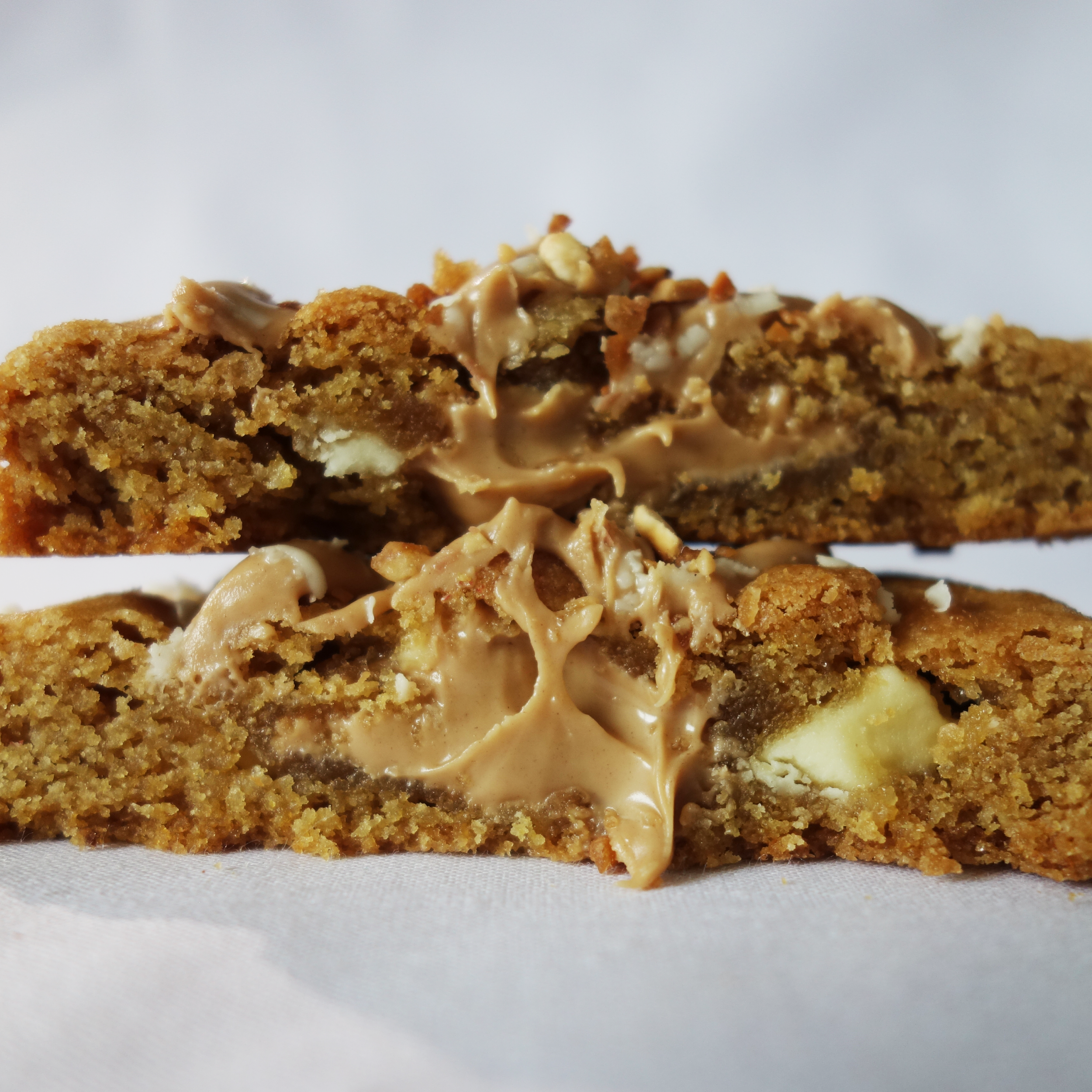 Cookie au chocolat blanc et pâte à tartiner noisette. Coupé en deux et vu de l'intérieur.