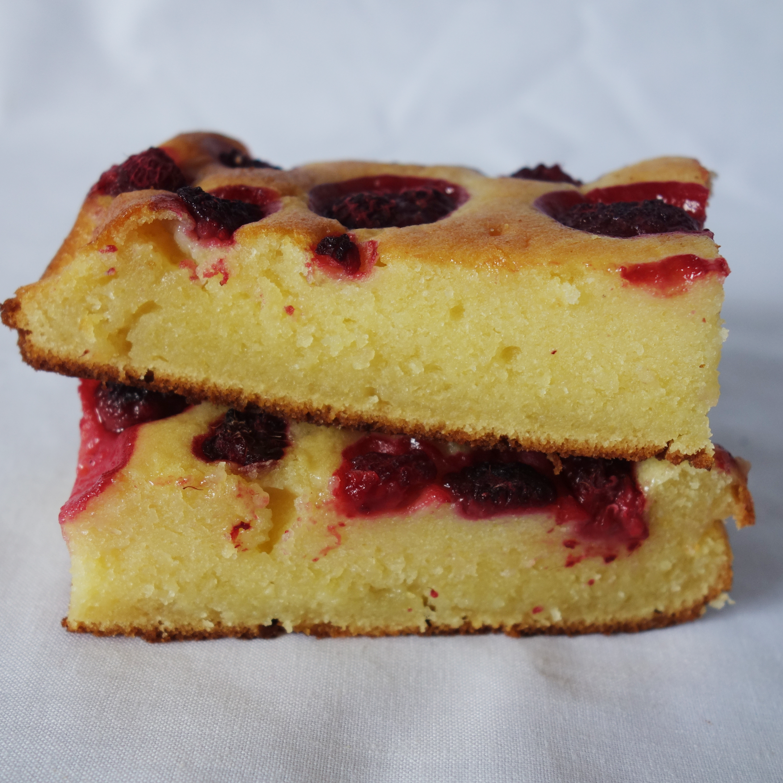 Deux parts de brownie chocolat blanc et framboise. Vue de l'intérieur.