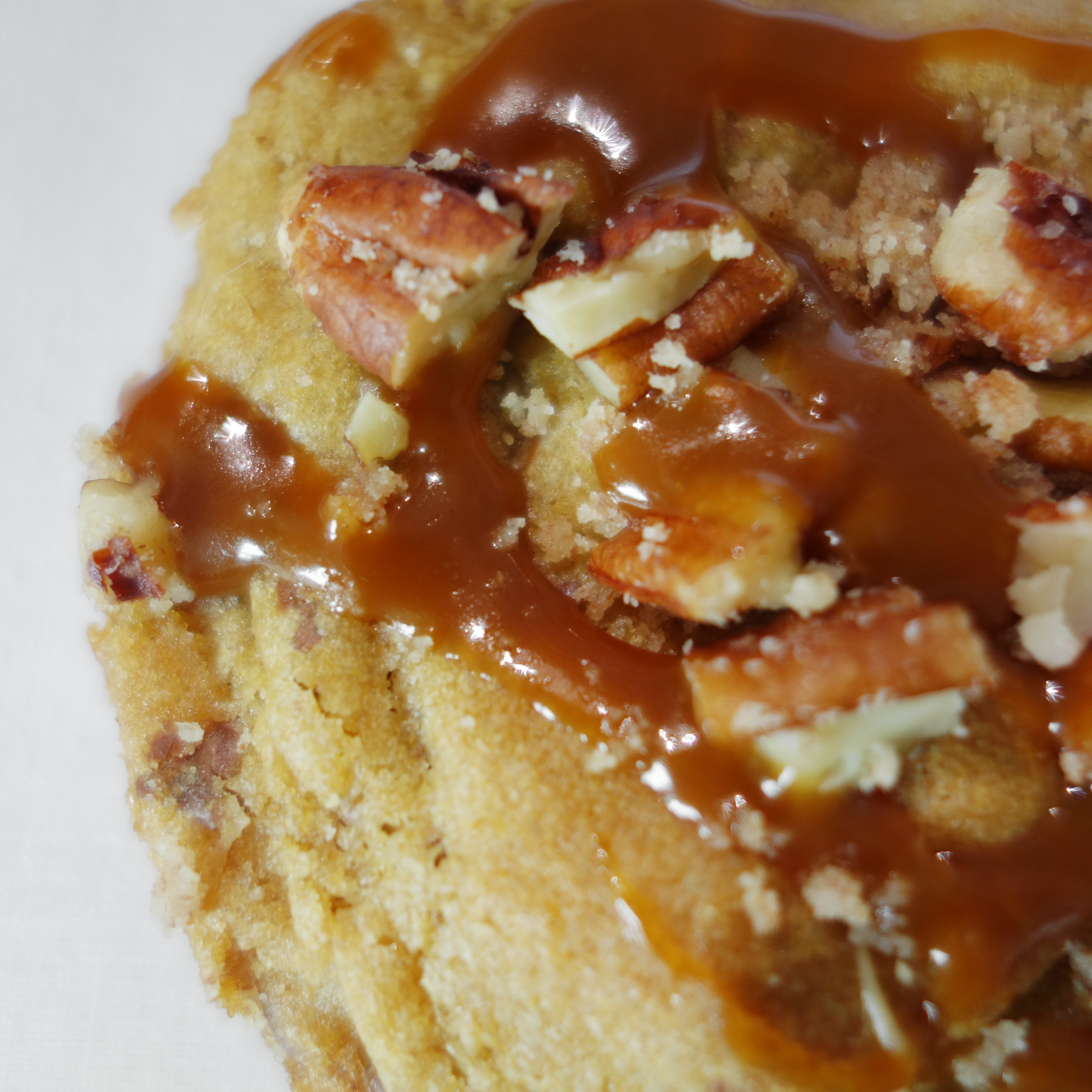 Cookie caramel et noix de pécan. Vue de dessus en gros plan.