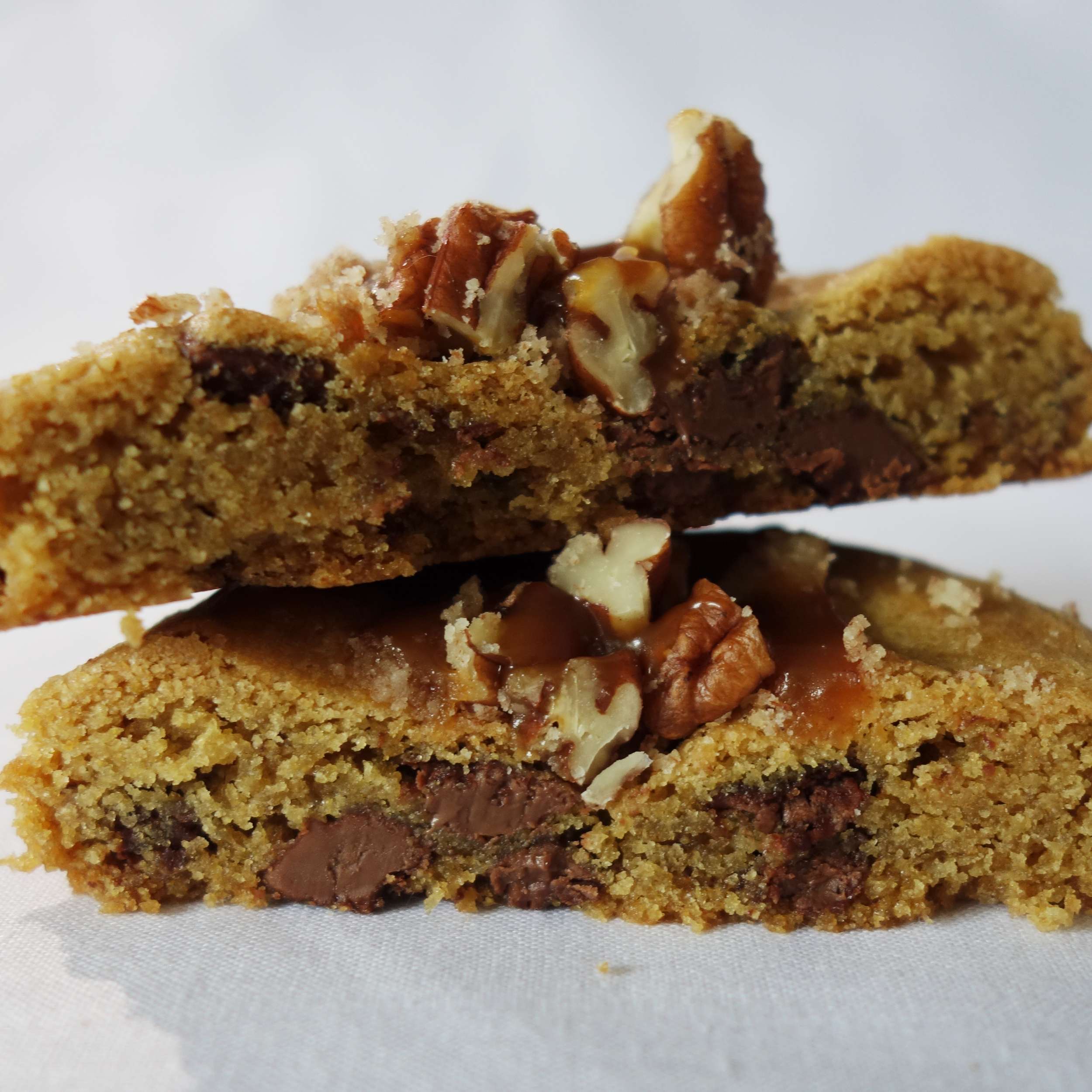 Cookie caramel et noix de pécan. Coupé en deux et vue de l'intérieur.