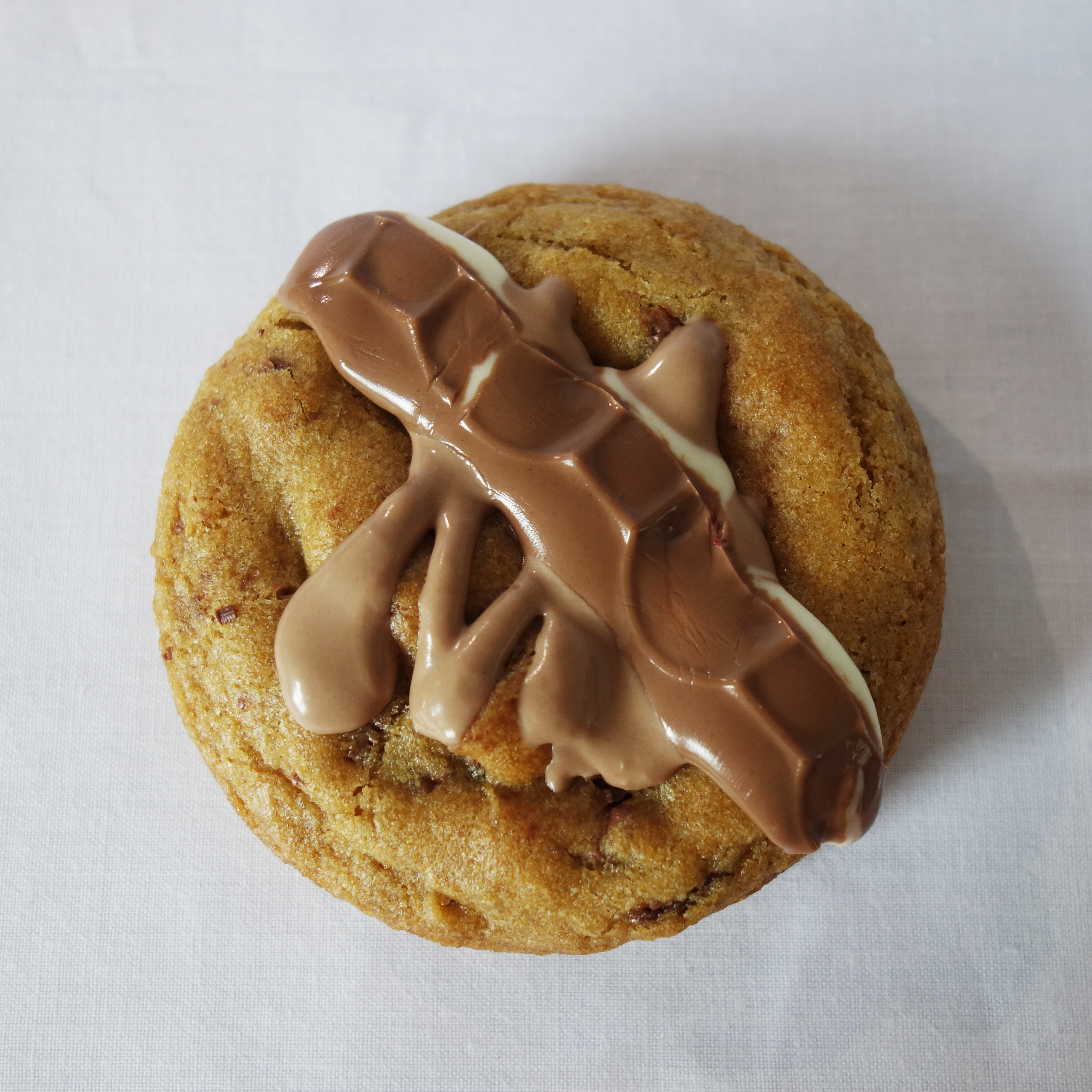 Cookie avec un Kinder maxi. Vue de dessus.