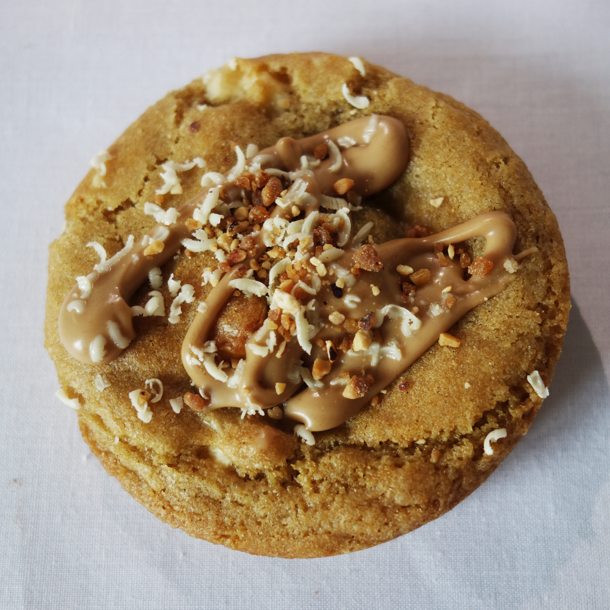 Cookie au chocolat blanc et pâte à tartiner noisette. Vue du dessus.