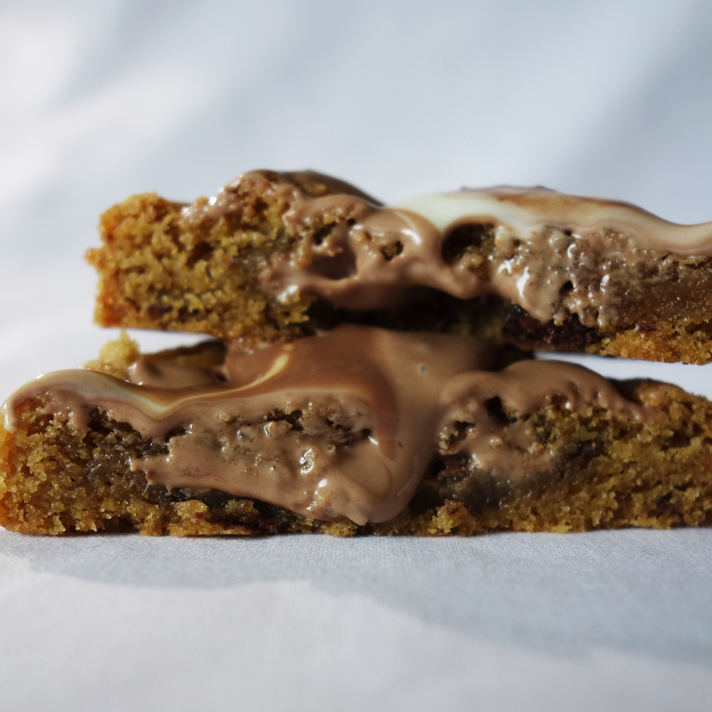 Cookie avec du Kinder fondant. Coupé en deux et vue de l'intérieur.