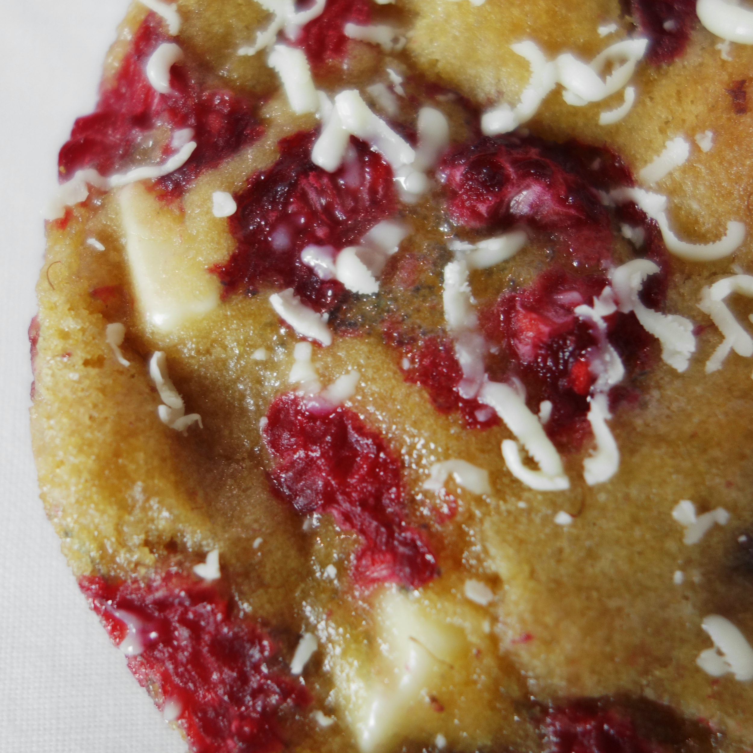 Cookie chocolat blanc et framboise. Vue de dessus en gros plan.