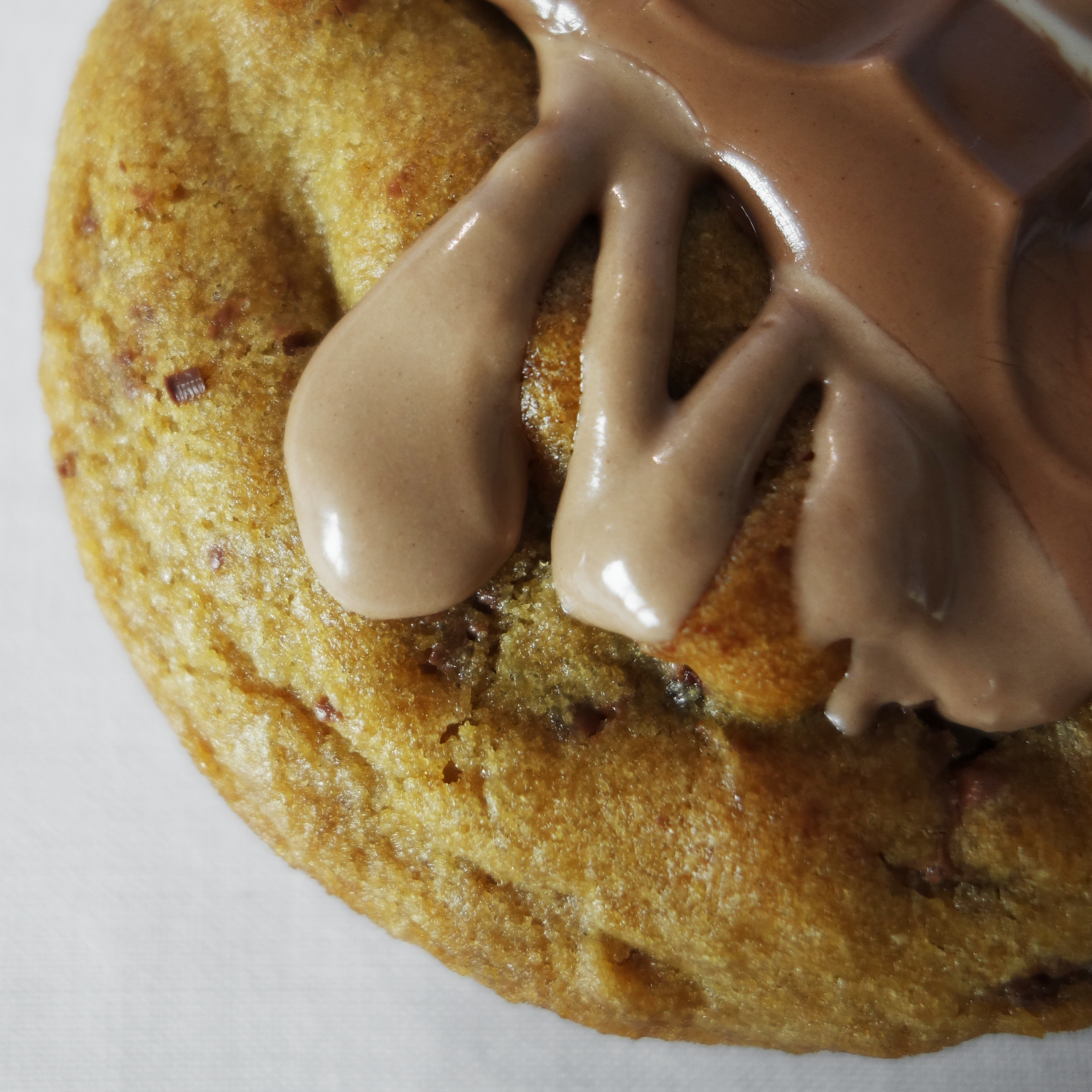 Cookie avec un Kinder maxi. Vue de dessus en gros plan.