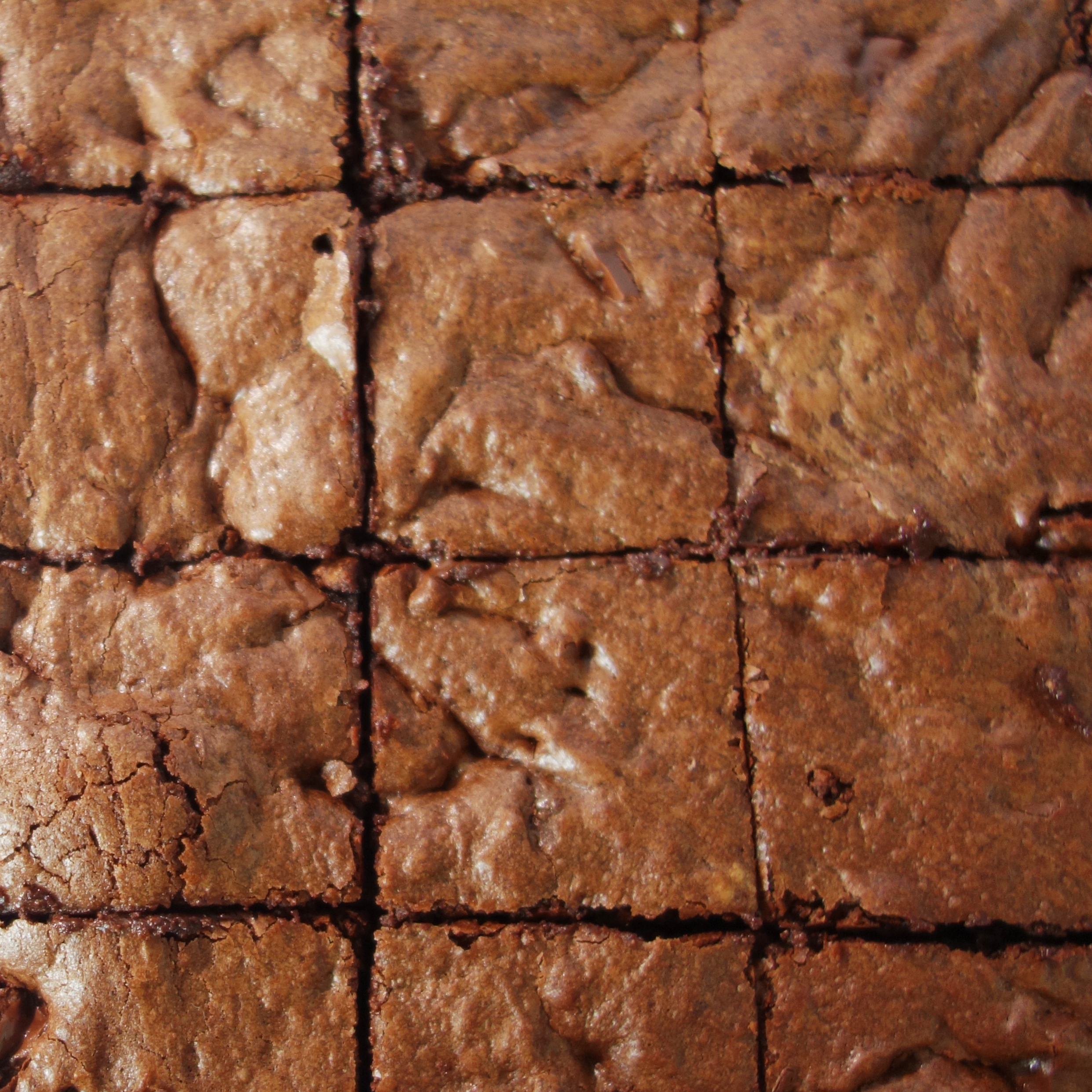 Brownie entier découpé, vue de dessus.