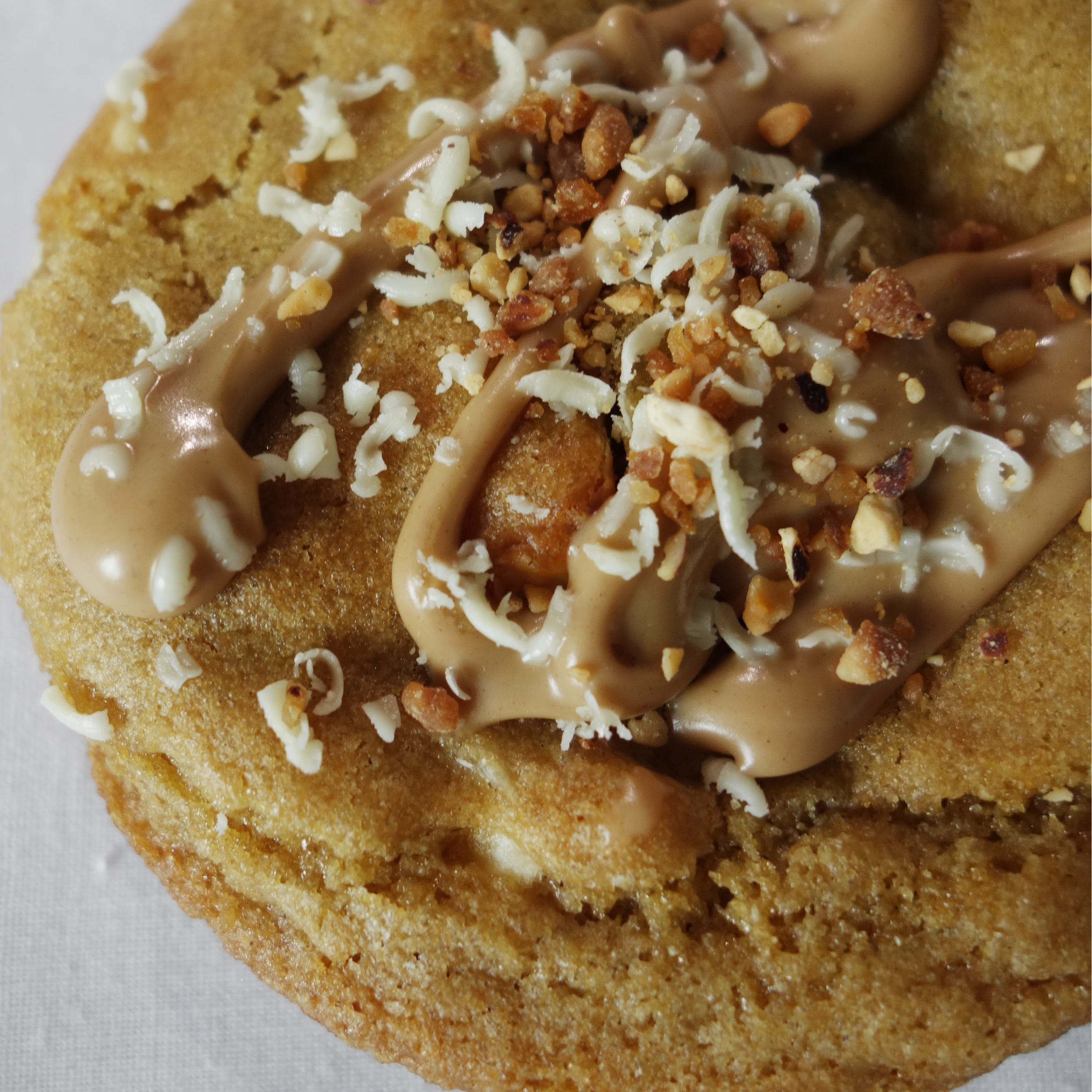 Cookie chocolat blanc et pâte à tartiner noisette. Vue du dessus, en gros plan.