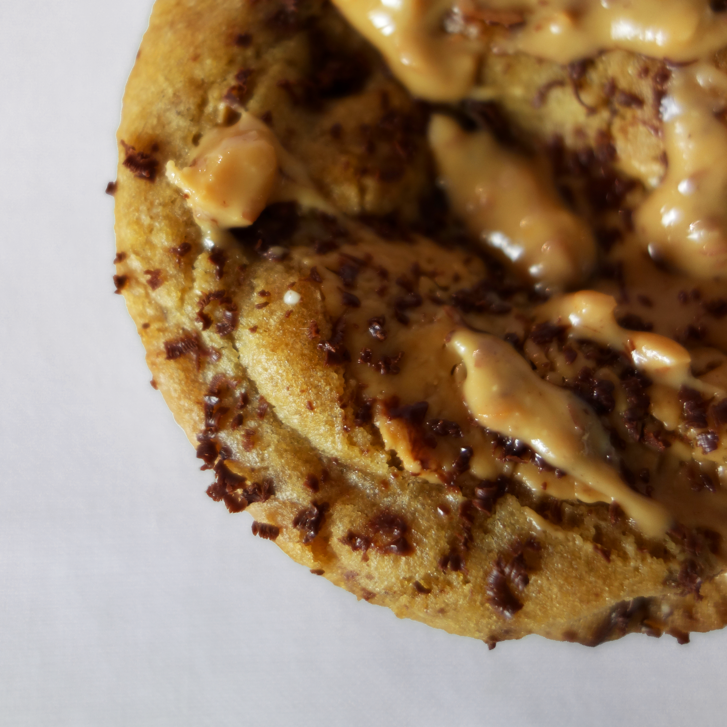 Cookie au chocolat noir et beurre de cacahuète. Vue de dessus en gros plan.