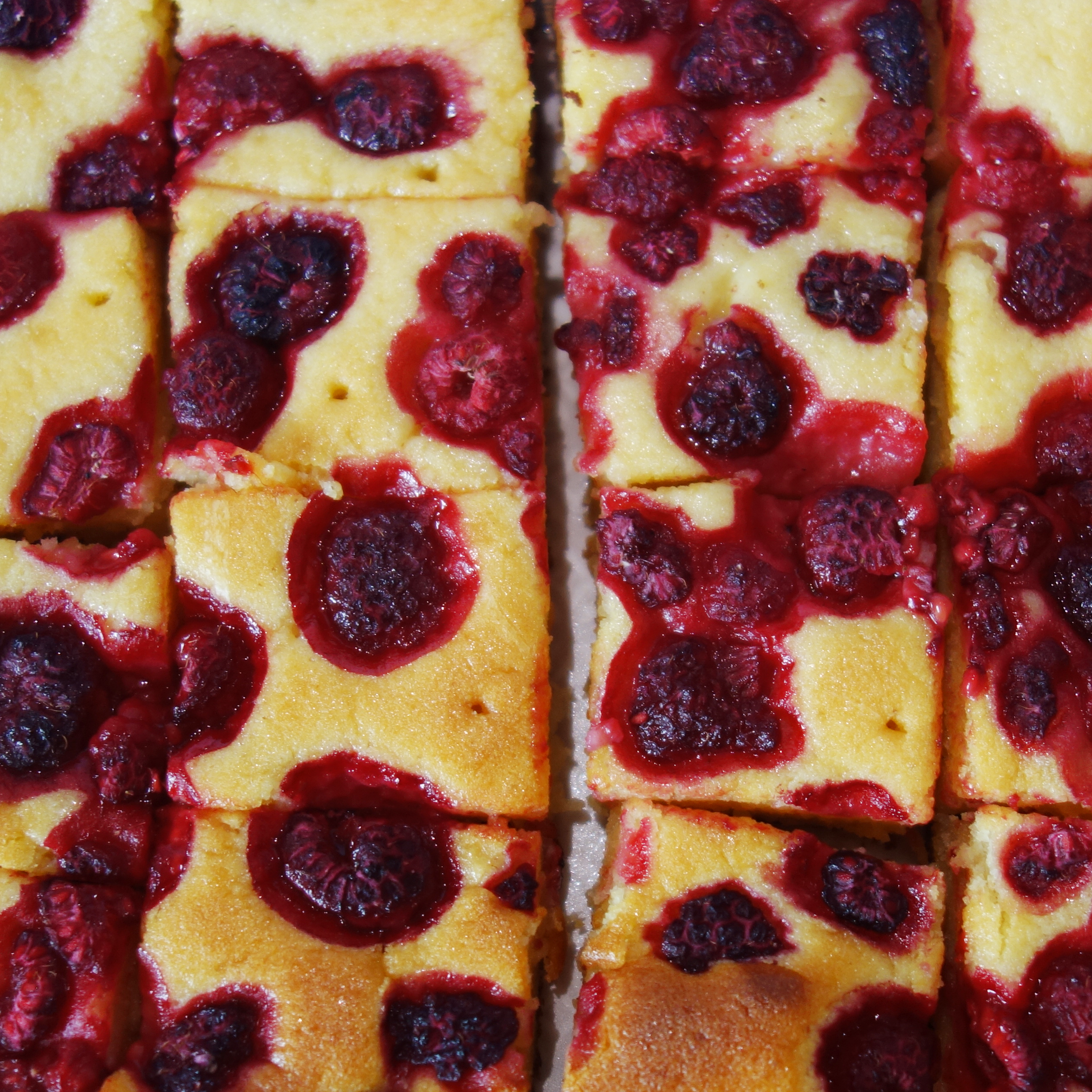 Brownie chocolat blanc et framboise entier vue de dessus.