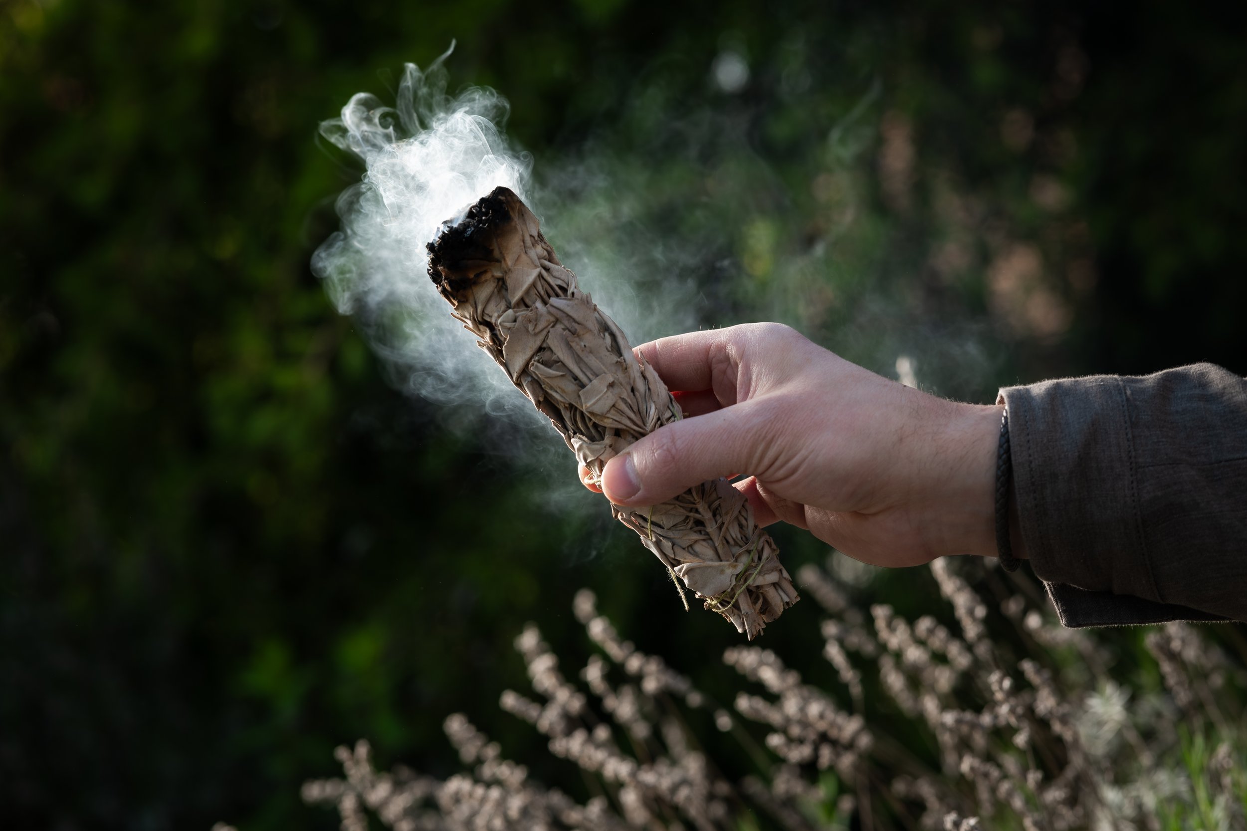 Energetische Reinigung mit Räucherwerk in der Natur