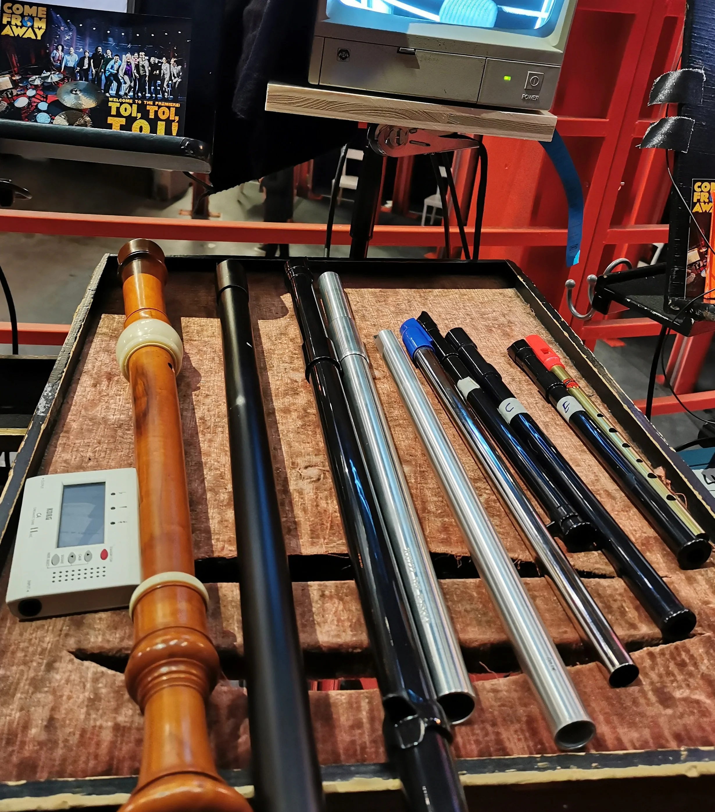 Whistles, Blockflöten und Stimmgerät bei einem Auftritt.