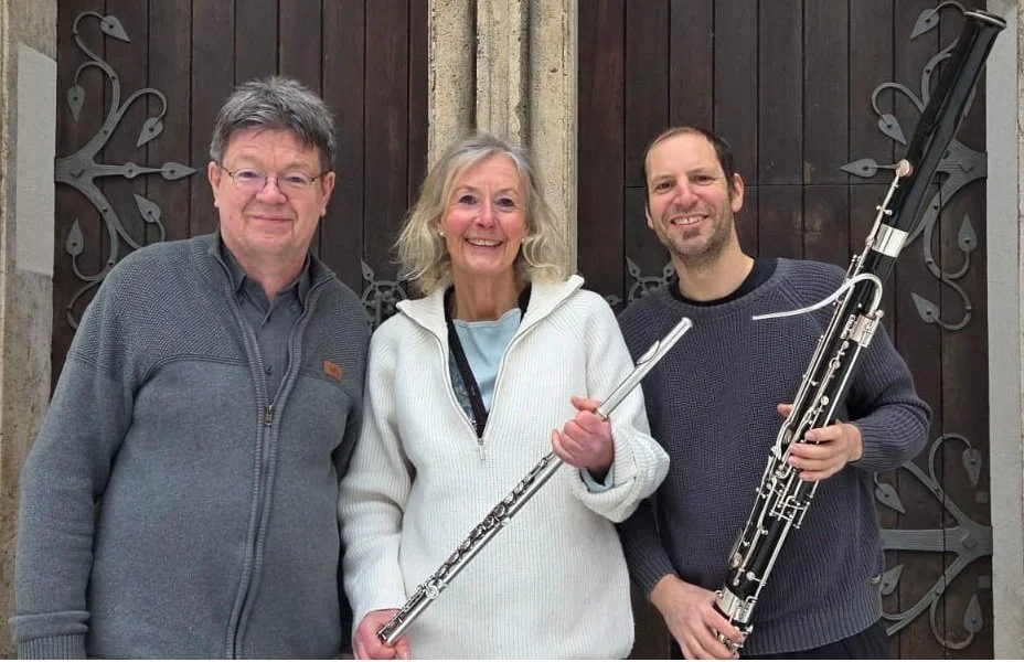 Susanne Hoffmann (Flöte), Rolf Stemmle (Text) und Benedikt Dreher (Fagott). Ein Werbefoto für eine Veranstaltung.
