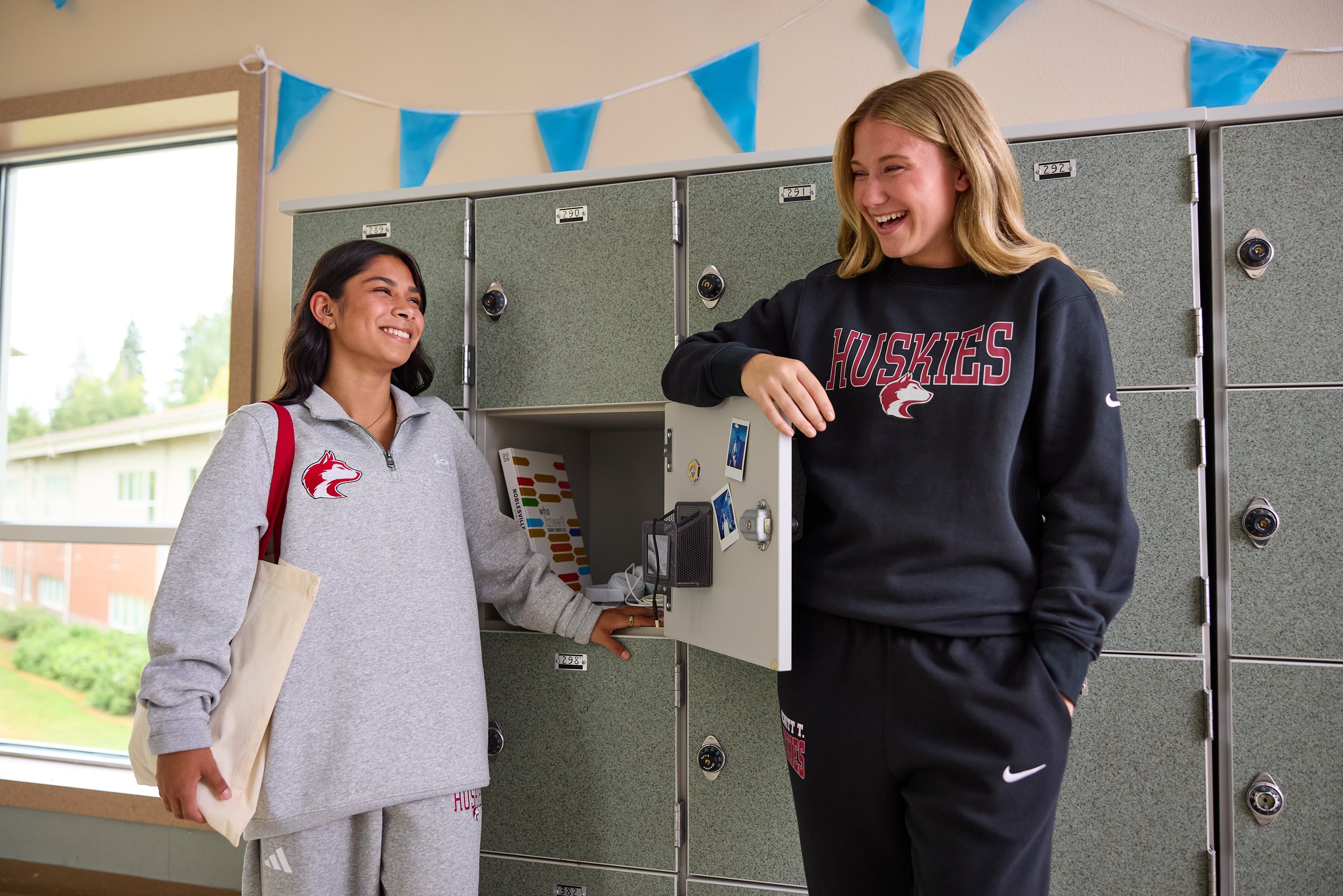 Lockers_Hang_Girls_2_039.jpg