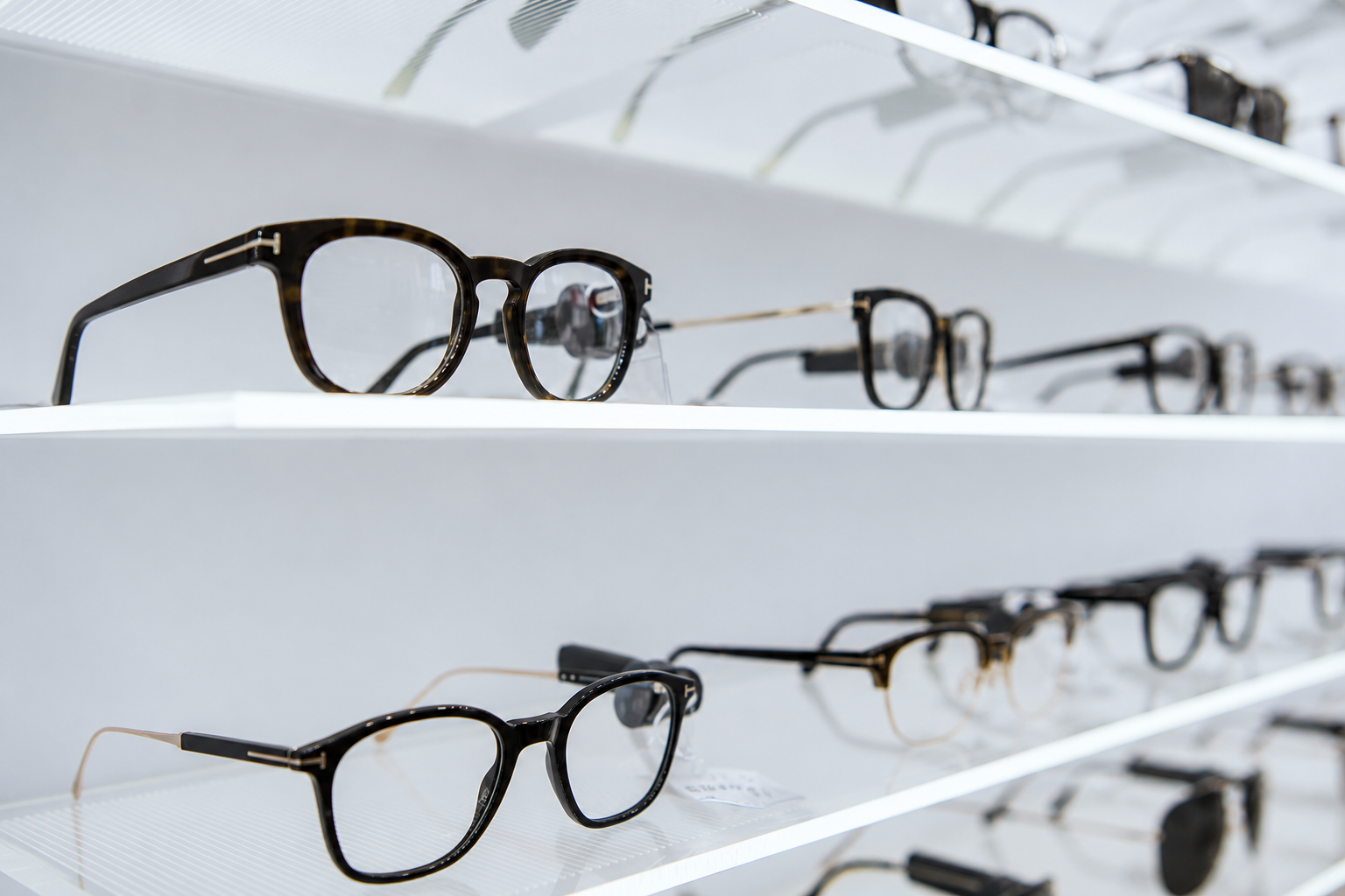 Lunettes de vue sur un présentoir en magasin.