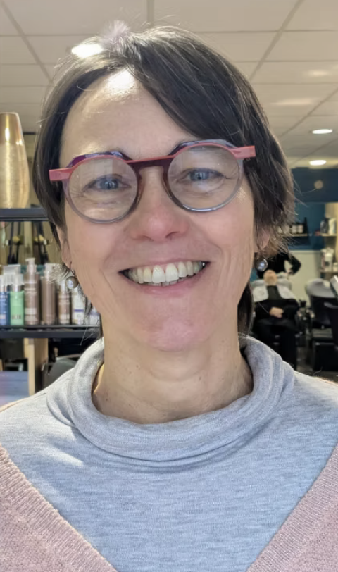 Avant : Céline souhaitait une coupe féminine, et courte en raison des contraintes liées à son travail. Elle a une raie légèrement sur
le côté.