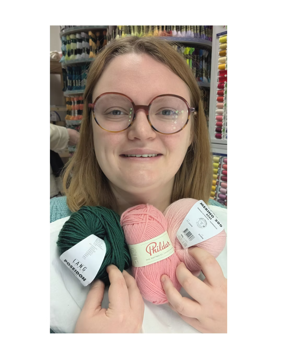 femme essayant des couleurs de tricots proche de son visage pour voir les couleurs qui lui vont