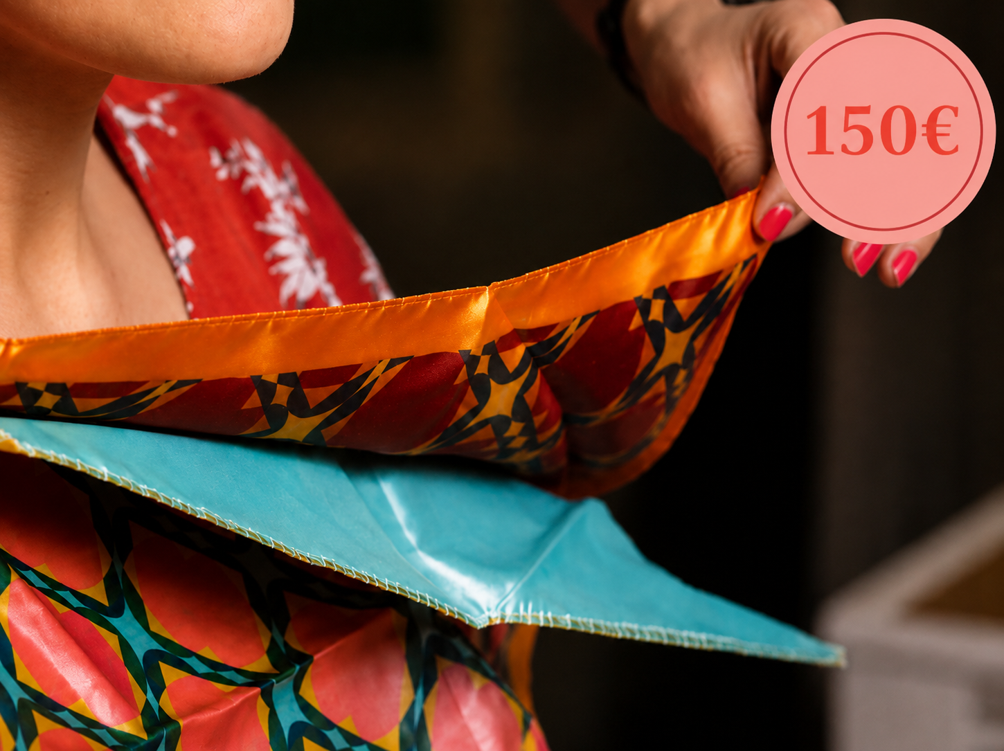 Une femme en robe colorée avec un prix de 150€ indiqué par un cercle rose.