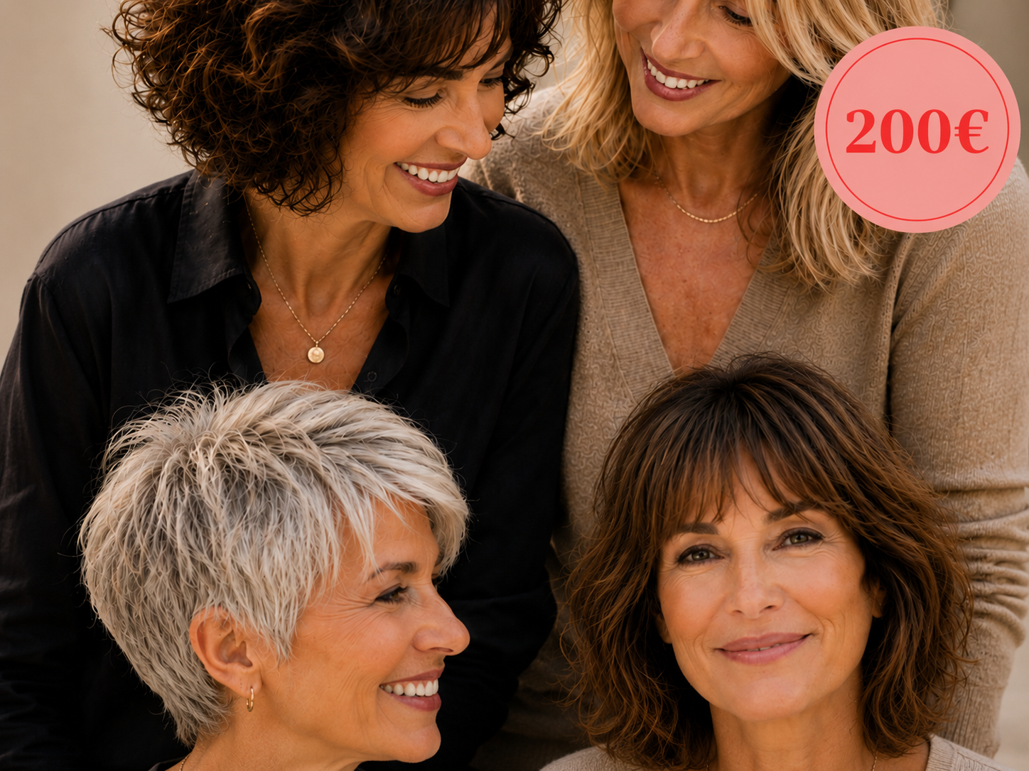 Groupe de quatre femmes souriantes, deux debout et deux assises, souriant et posant ensemble.