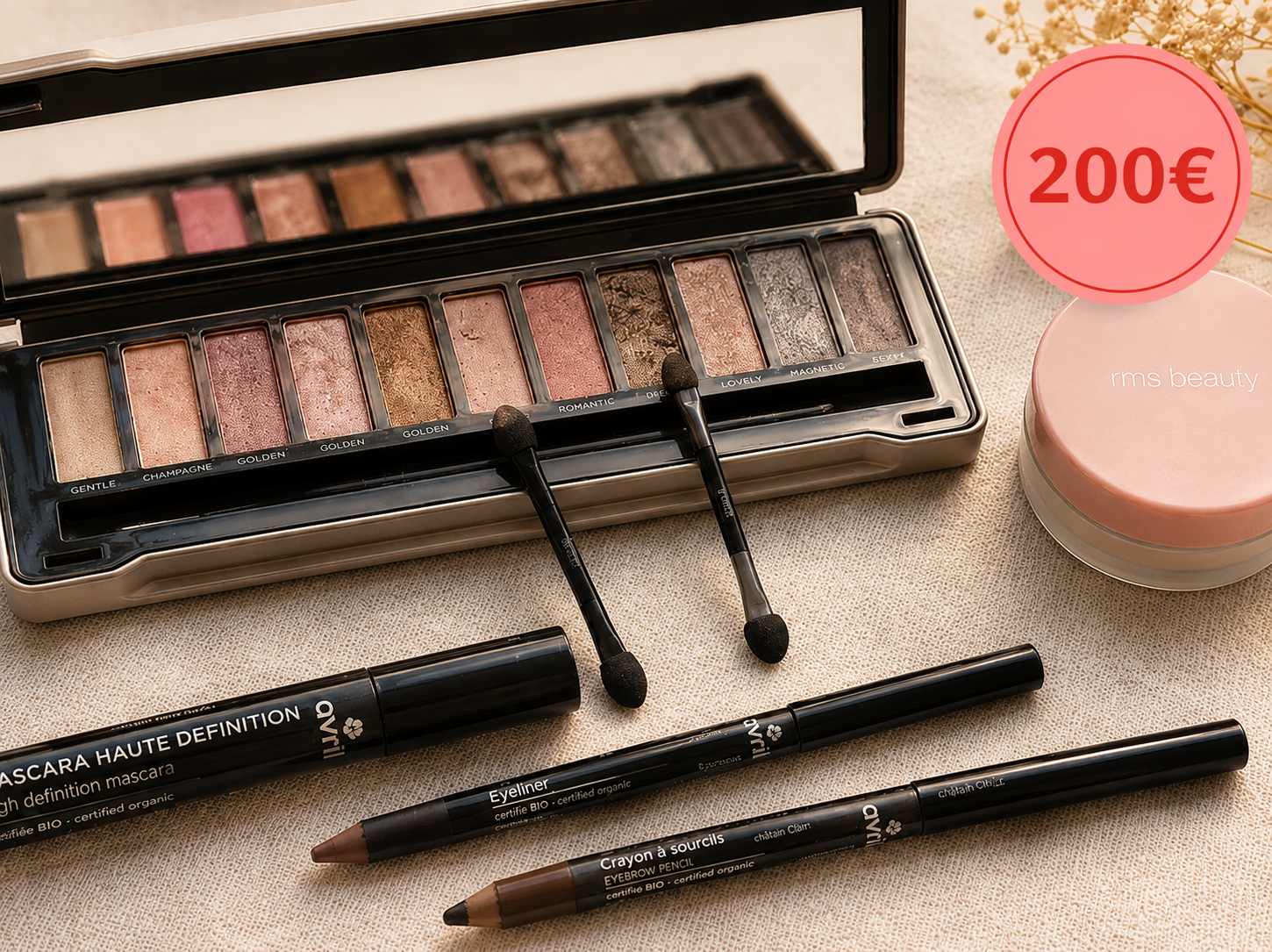 Une palette de maquillage avec plusieurs nuances de fards à paupières, deux pinceaux, un mascara, un crayon à sourcils et un eyeliner, ainsi qu'un pot de poudre ou de blush avec le prix de 200 euros affiché à côté.