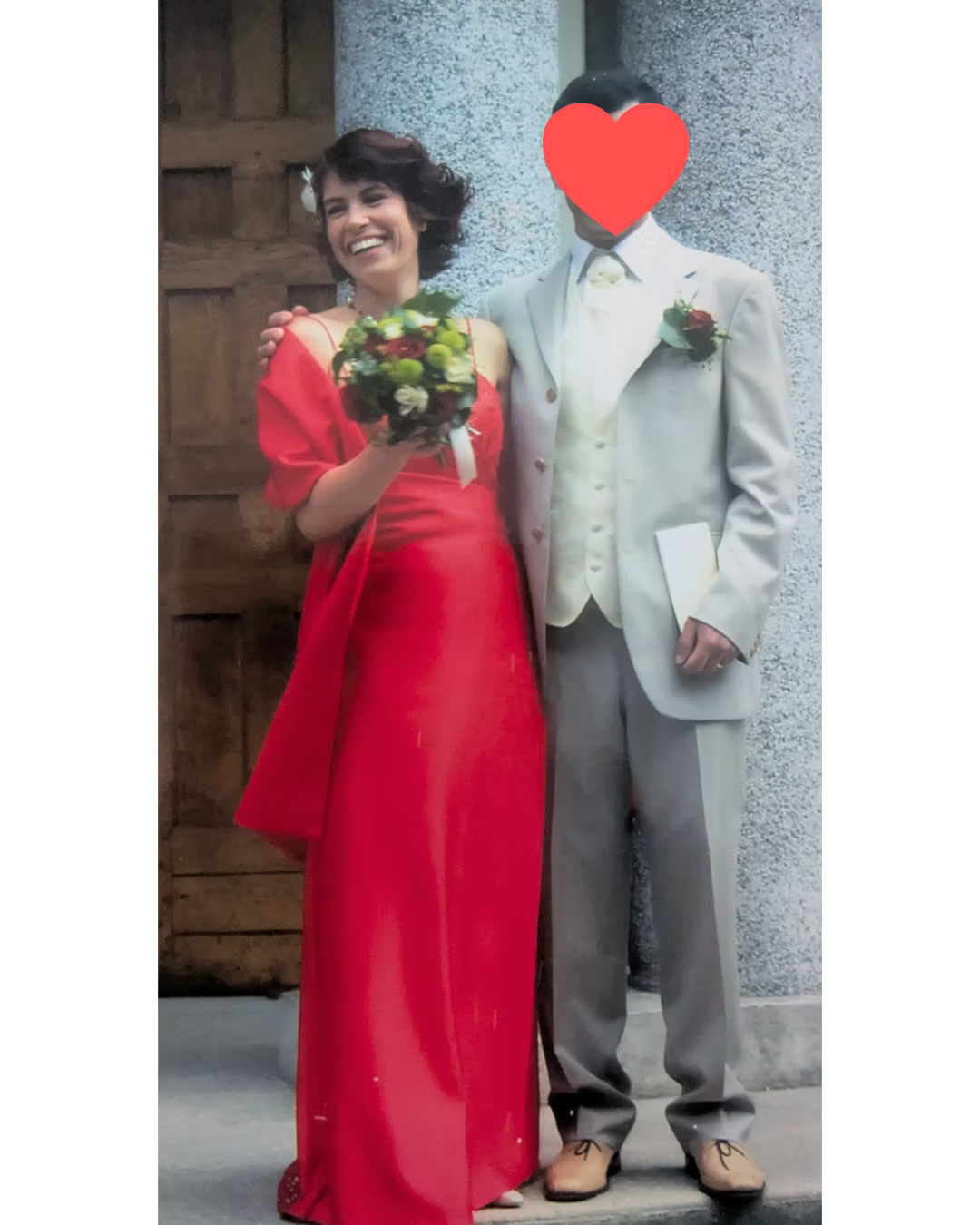 Anne Milovan et son mari devant le parvis de l'hôtel de ville avec sa robe de mariée rouge