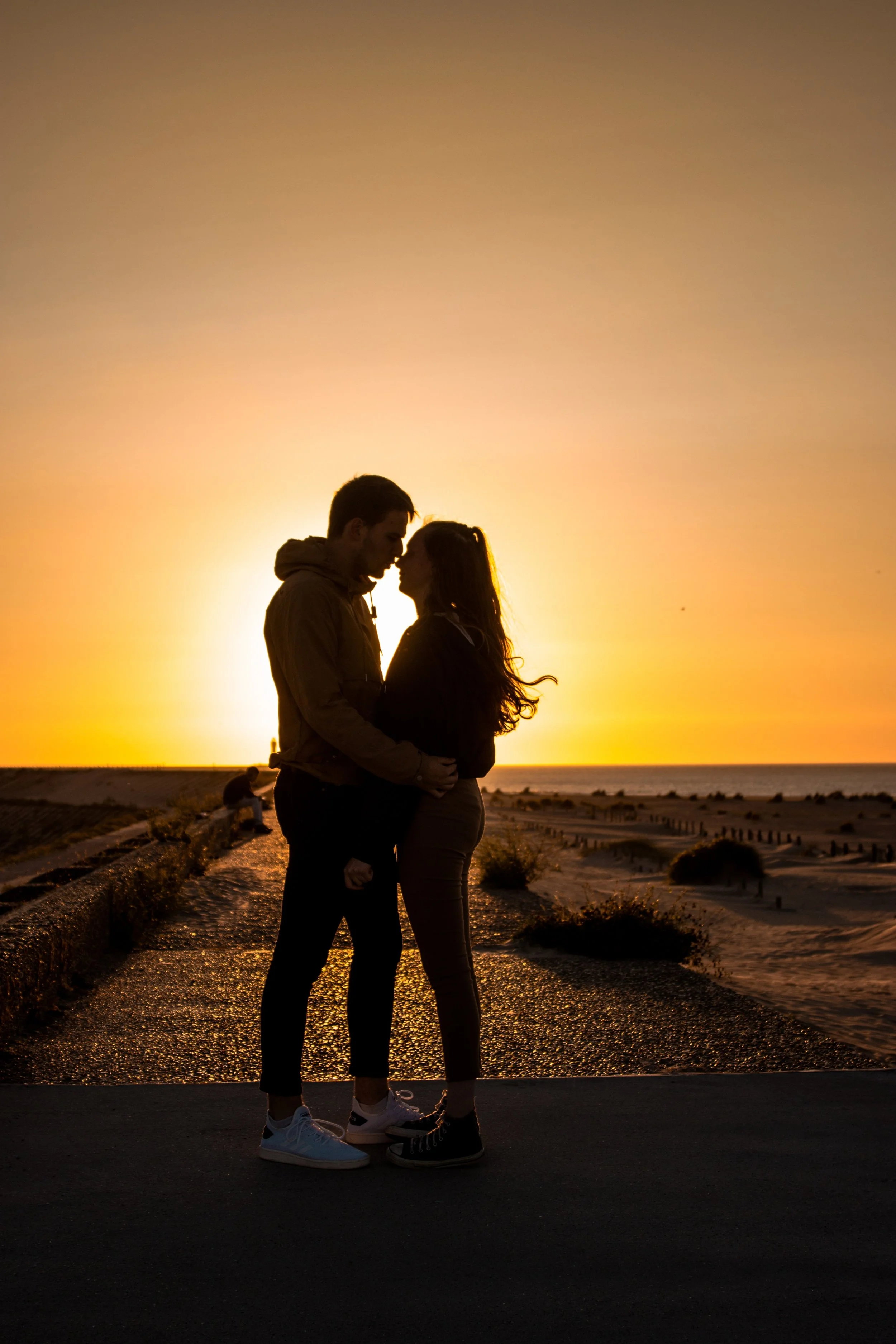 4 Steps to Stop Detached Dating and Create a Real Connection