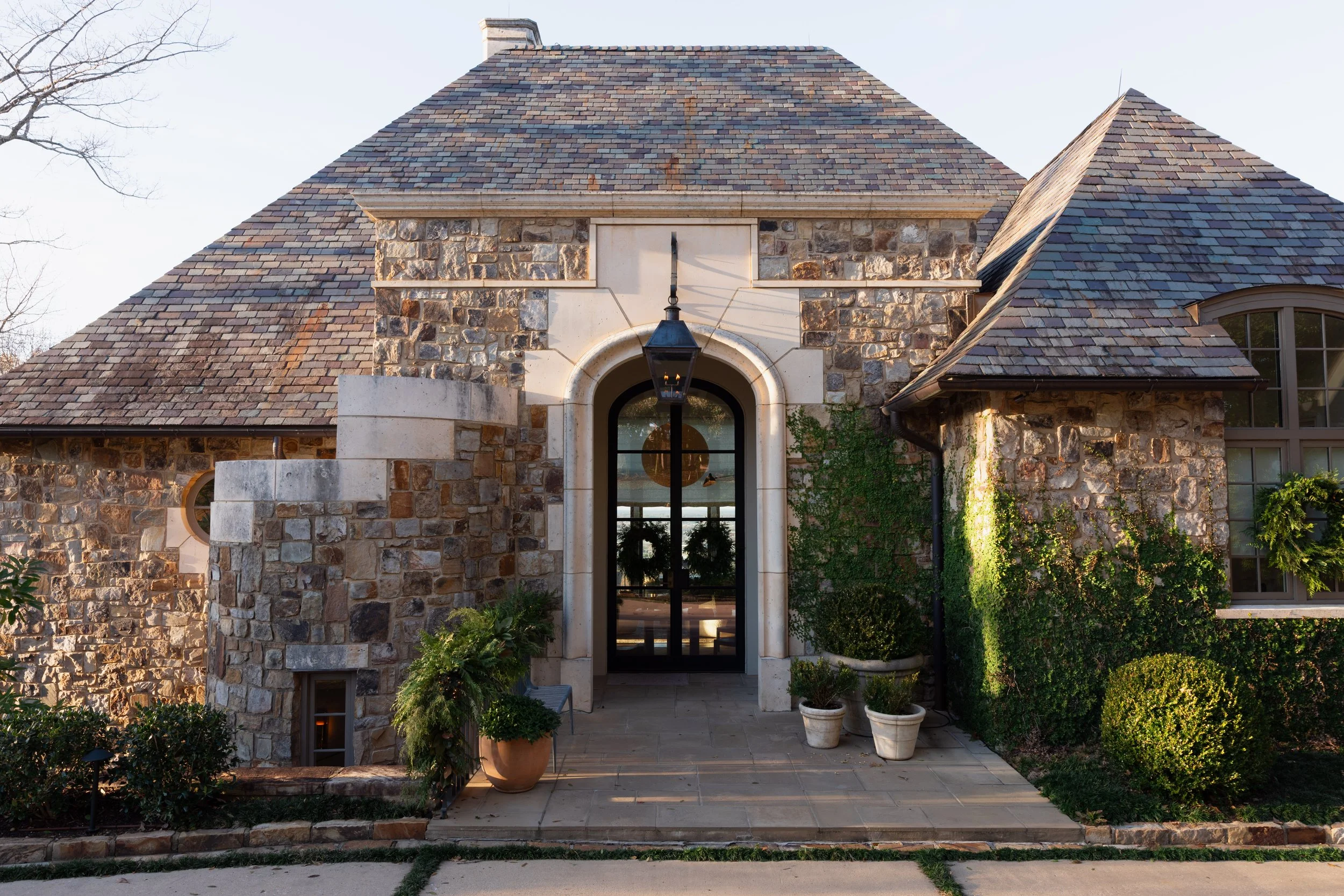 This fully renovated home atop Red Mountain offers views of downtown Birmingham and a curated interior designed around the homeowner's art collection. Throughout the home, integrated lighting highlights individual pieces of artwork while enhancing th