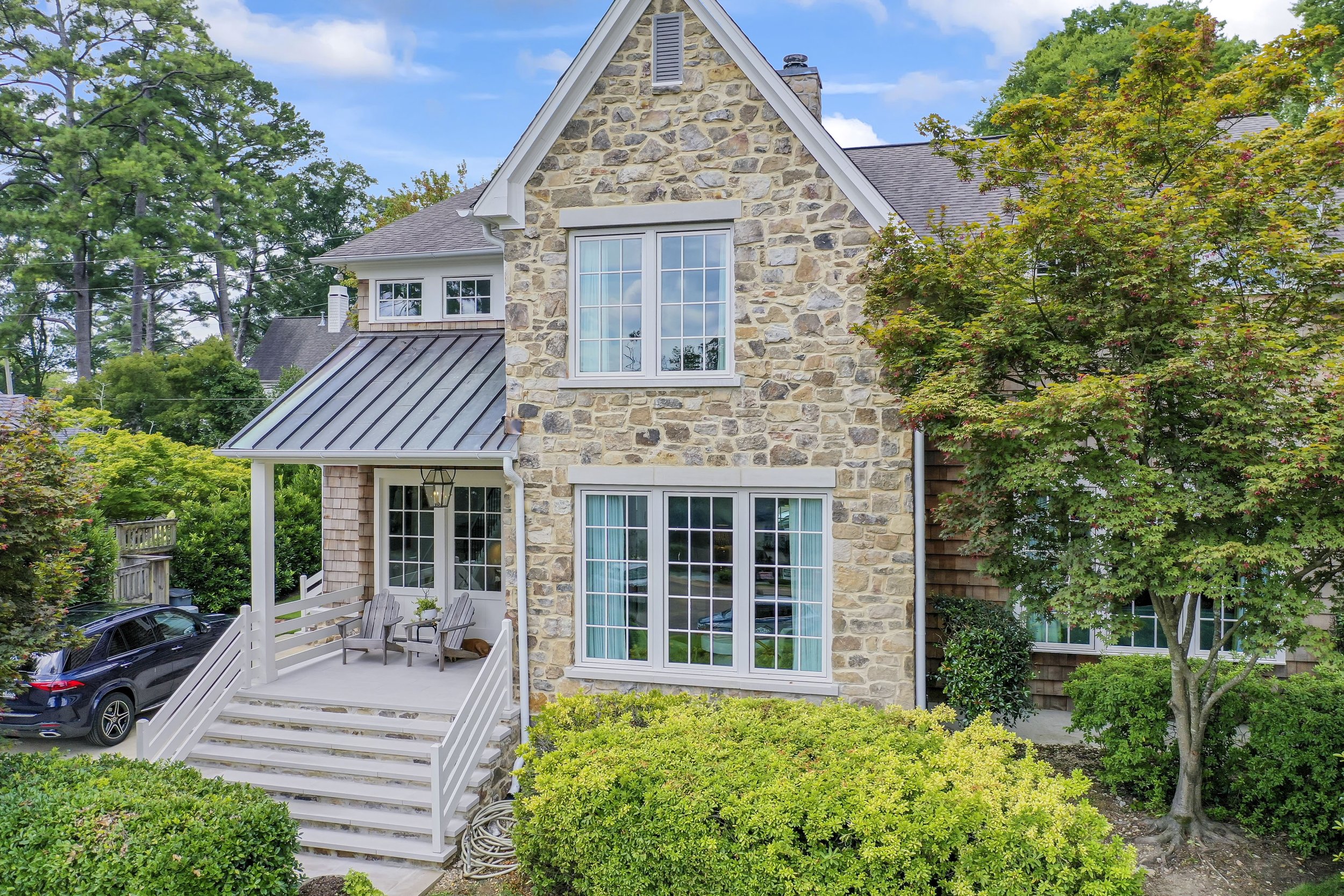 This whole-home renovation in Mountain Brook expanded the original footprint in three directions and added a second story. The renovation also removed the home’s main interior structural walls and introduced steel beams, creating the open-concept flo