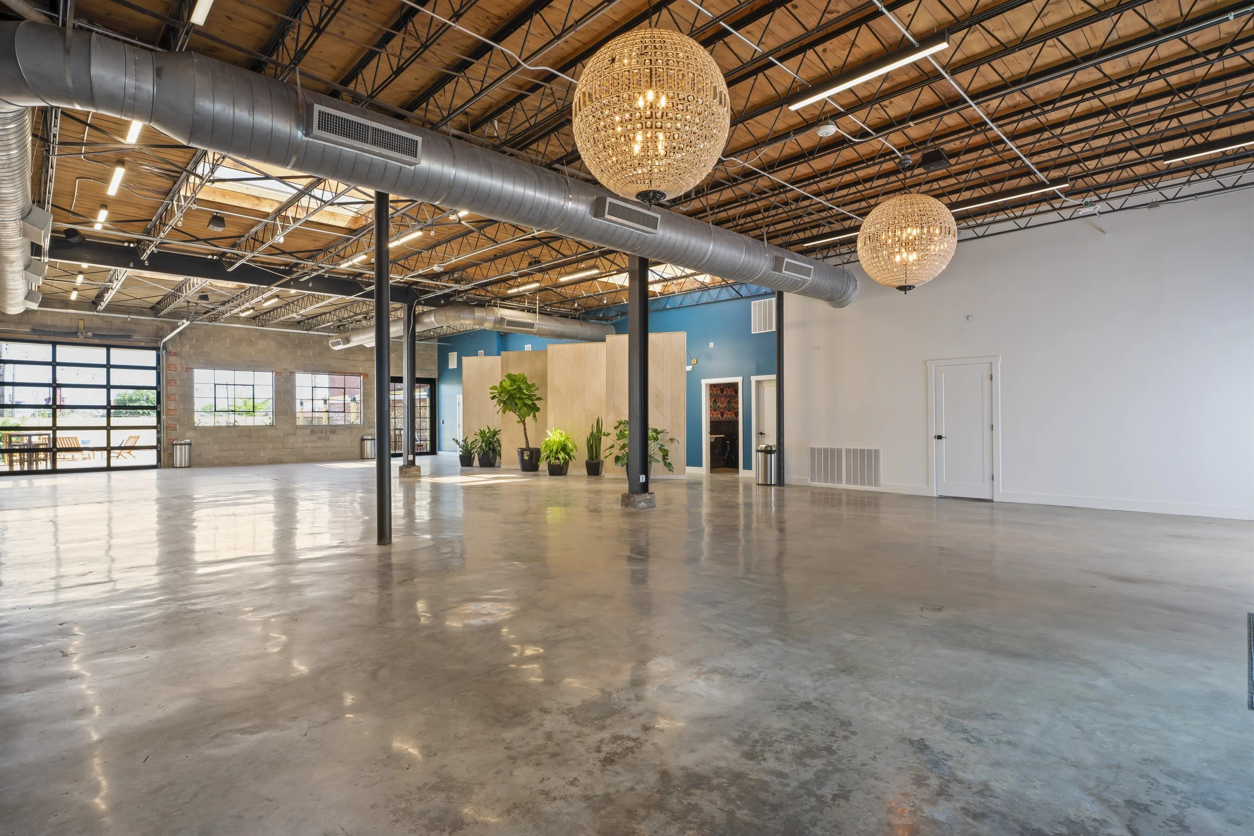 Event in downtown Birmingham near historic Pepper Place, designed to provide events guests with both indoor and outdoor access. Architect: Peer Architects