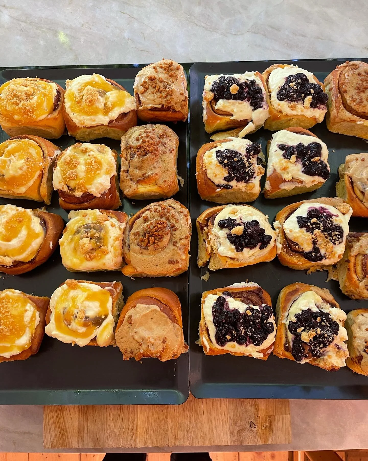 To die for house-made Cinamon Brioche Buns! Latest flavours include Lemon crumble, Blueberry and Biscoff.
.
.
#hampsteadvillage #cakes #cinamonbun #cinamonbrioche #sweet #baking #homemade #bestcoffee #newopening #hampstead #nw3 #foodie