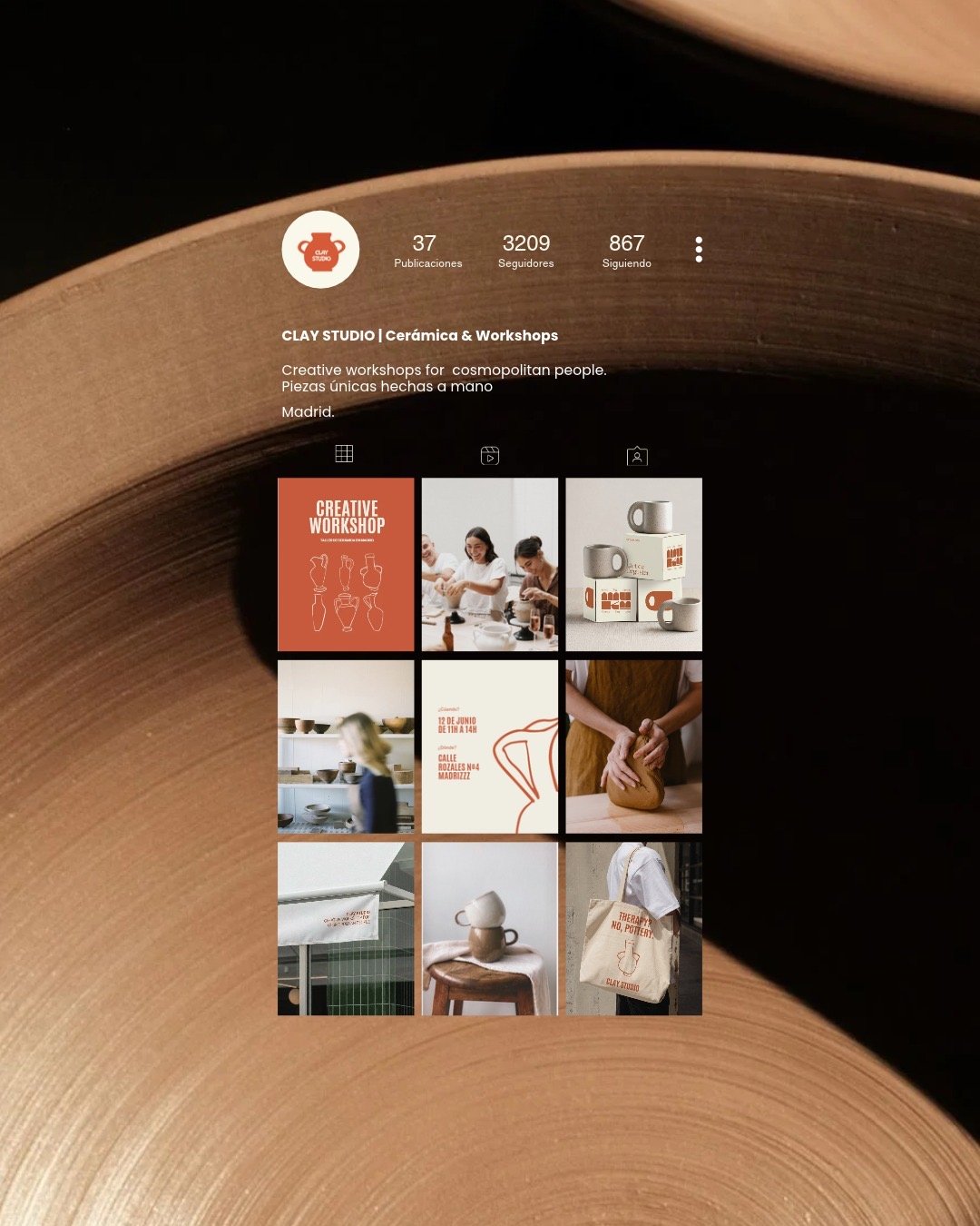 As&iacute; hemos dado forma al universo visual de un espacio de #cer&aacute;mica y #workshops en Madrid. 🧡

Busc&aacute;bamos algo org&aacute;nico, con tonos terracota e ilustraciones a mano, que cobrara vida en el d&iacute;a a d&iacute;a del taller