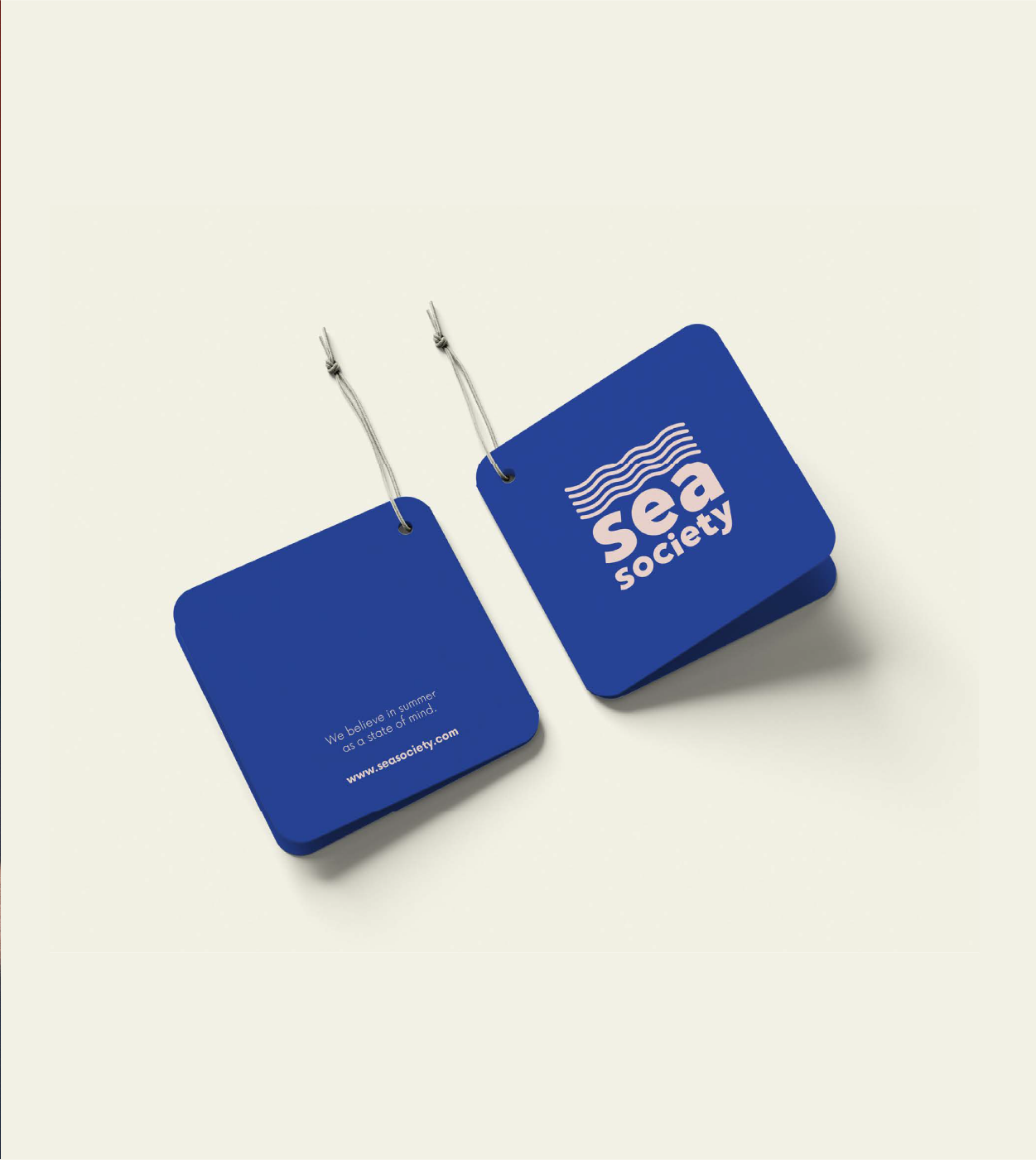 Etiquetas de identificación con el logo de Sea Society, en color azul.