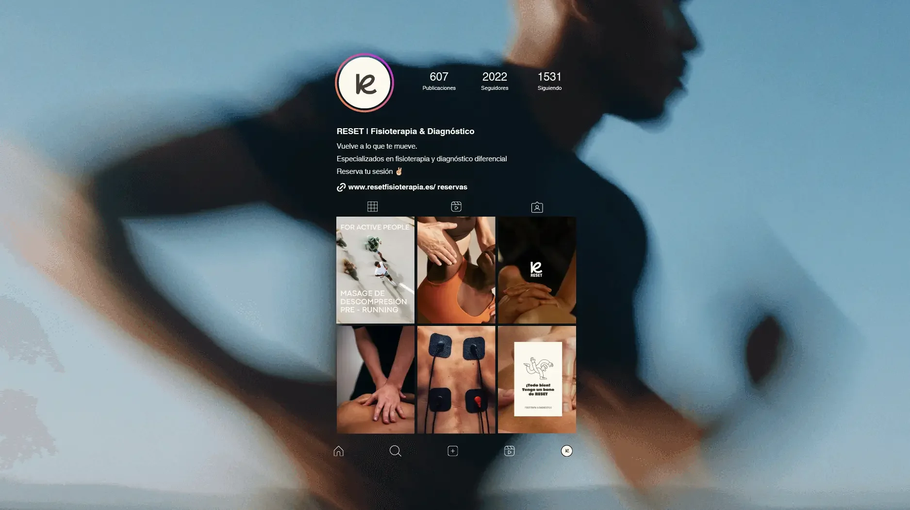 Captura de pantalla de un perfil en redes sociales de RESET, dedicada a fisioterapia y diagnóstico diferencial, con publicaciones sobre masajes, ejercicios y salud, con fondo difuso de una persona haciendo ejercicio.