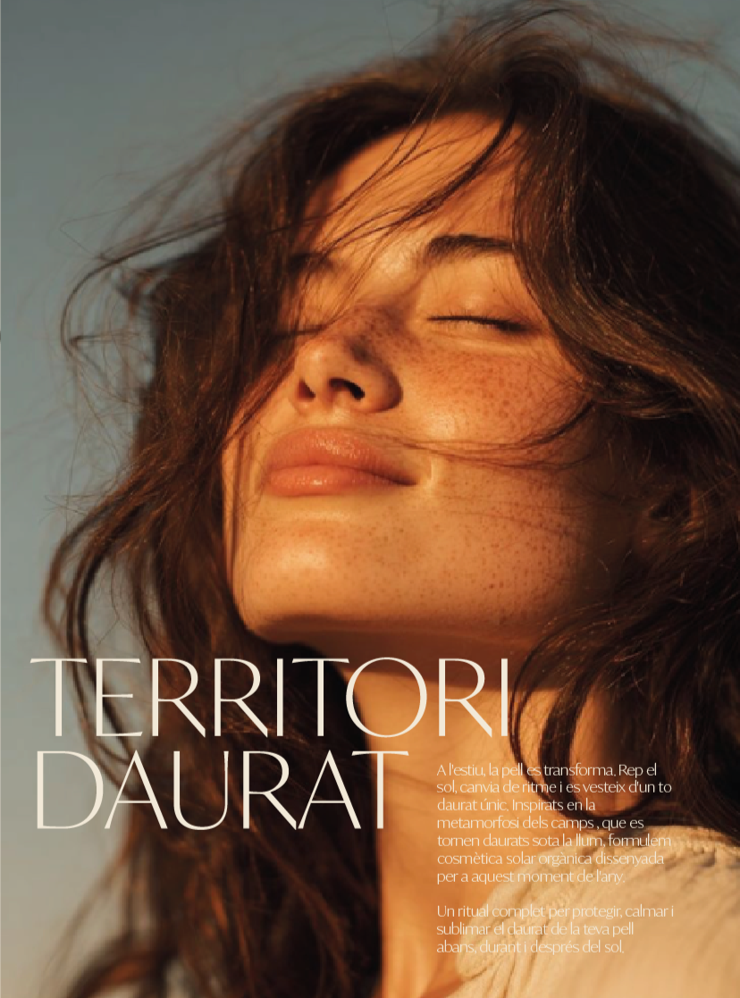 Mujer con cabello suelto y piel bronceada, sonriendo con los ojos cerrados.