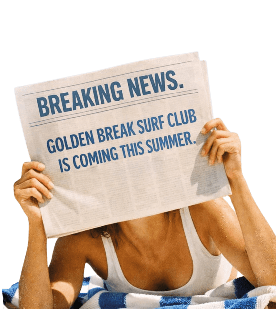 Una persona acostada en la playa con un traje de baño blanco sostiene un periódico de titular "Breaking News" que anuncia la llegada del Golden Break Surf Club en verano.
