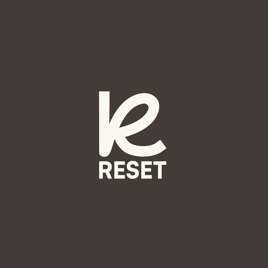 Pantalla con la palabra 'Reiniciar' en inglés y un símbolo de reset.