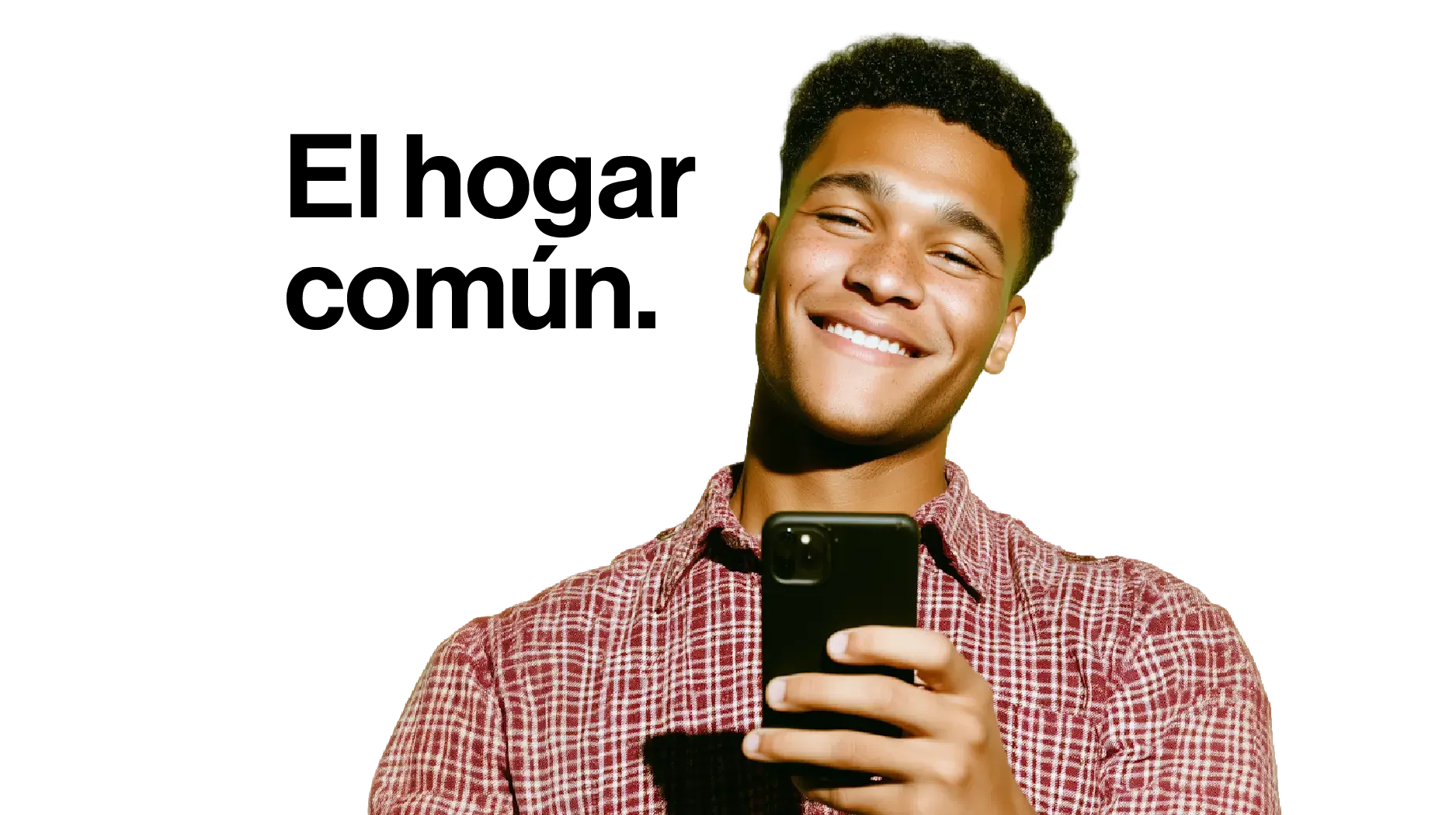 Joven sonriendo mientras toma una selfie con teléfono móvil, viste camisa de cuadros