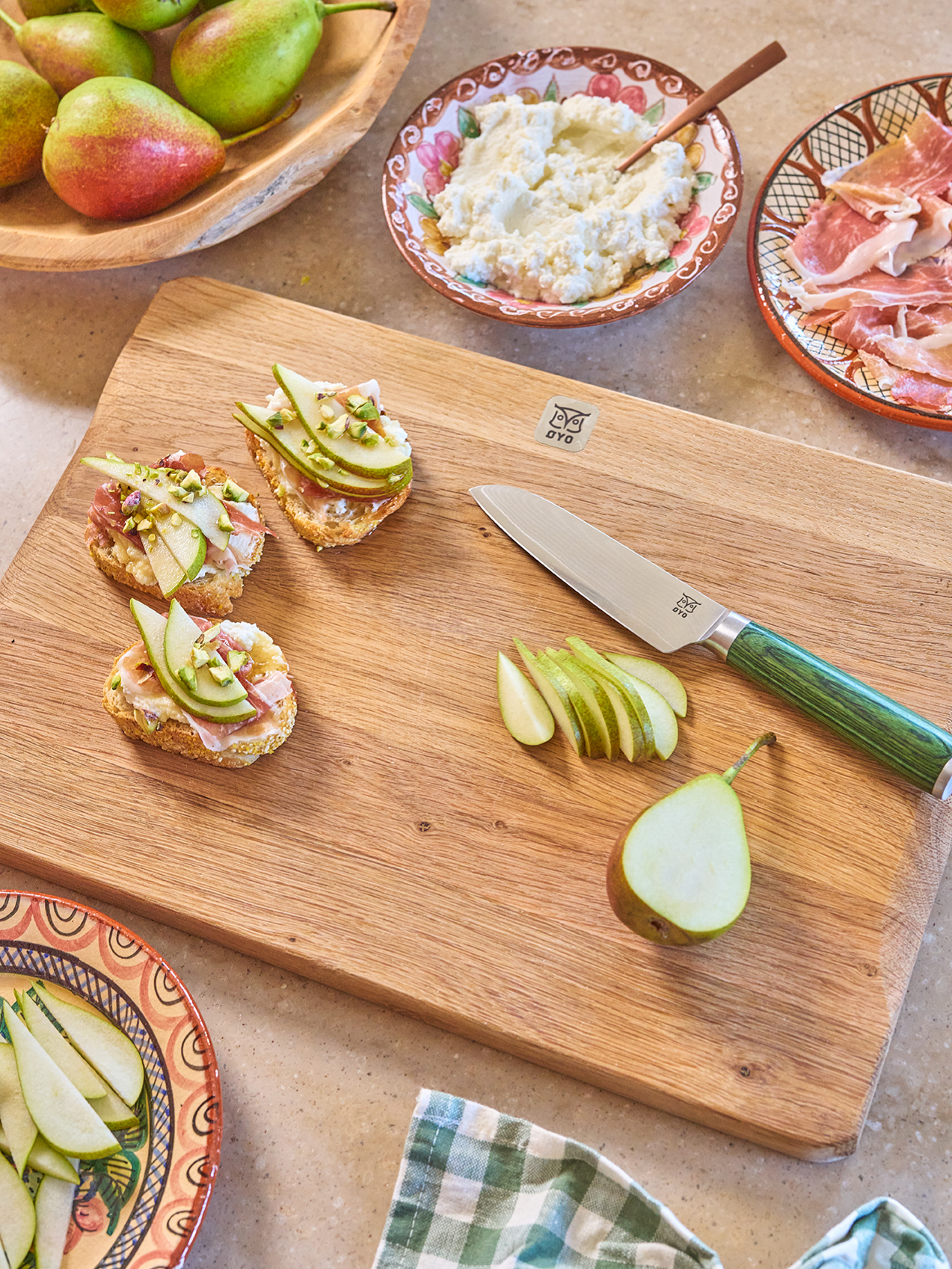P%C3%A6re-bruschetta+med+Hverdagsfj%C3%B8la%2C+Skarvet+gr%C3%B8nnsakskniv%2C+Bris+bestikk+1+%281%29.png.webp