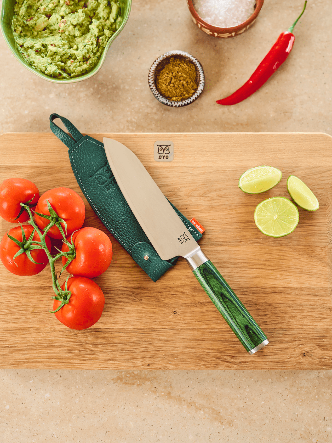 Guacamole-hack+med+Gourmetstapper+Skarvet+Smaragd+Santoku+kokkekniv+4.png.webp