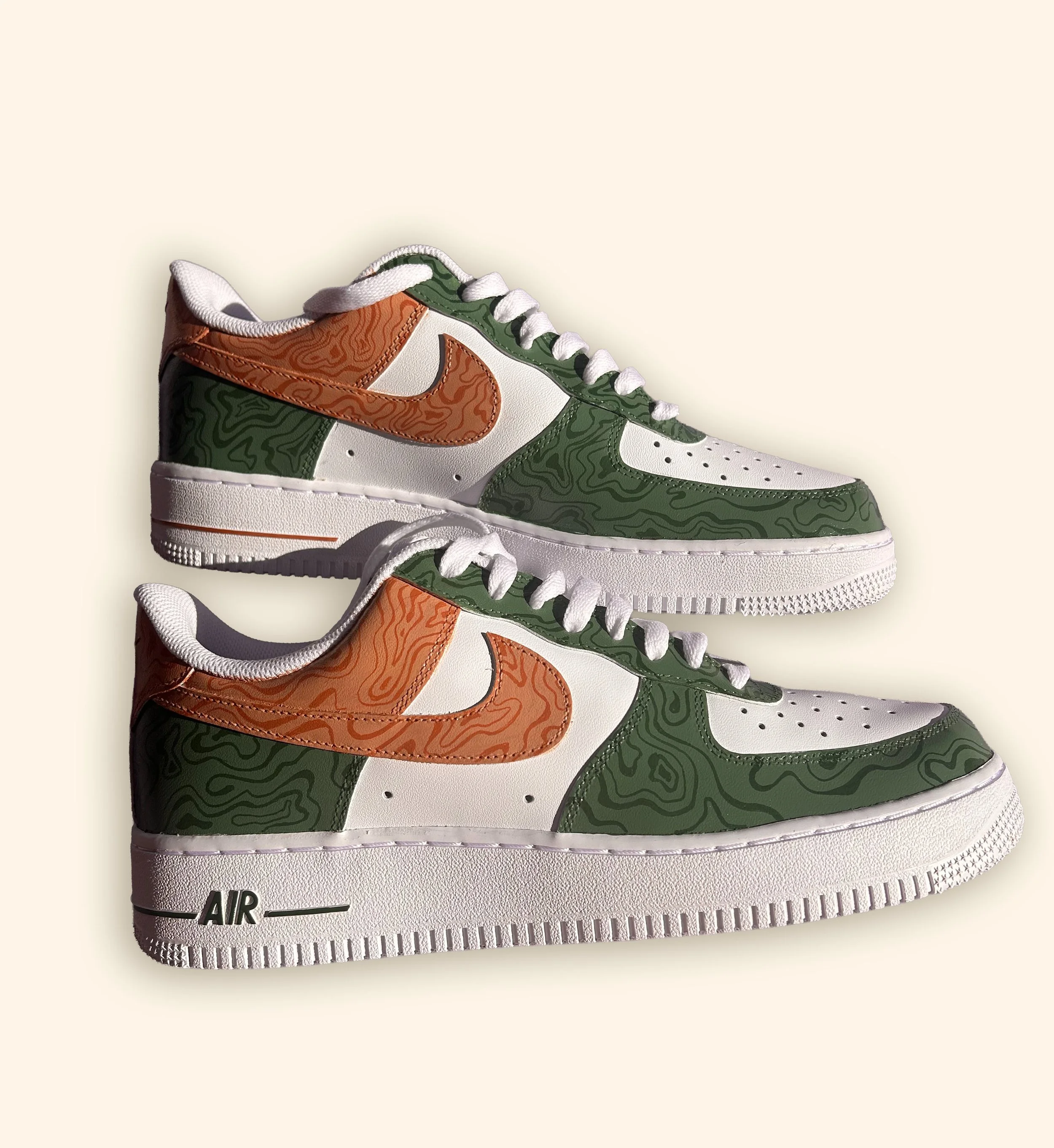 Zapatillas pintadas a mano_Inspiradas las curvas de nivel, regalo para un topógrafo.  Piel Nike Air for 1. R