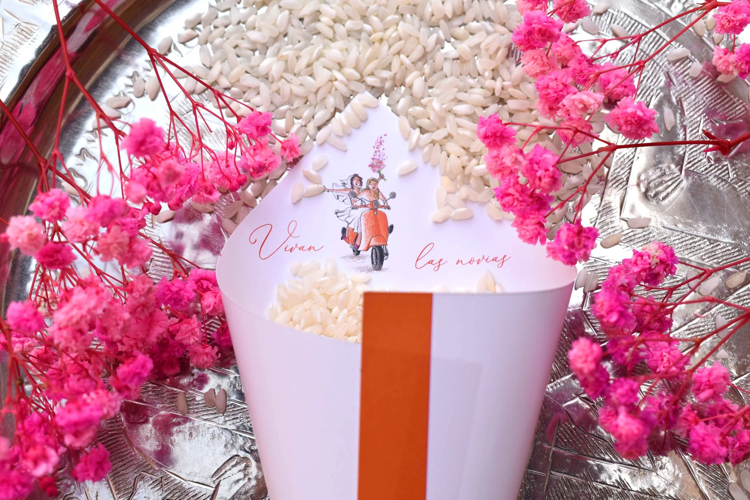 cono para bodas donde meter arroz, pétalos de flores o confeti. Ideal para bodas