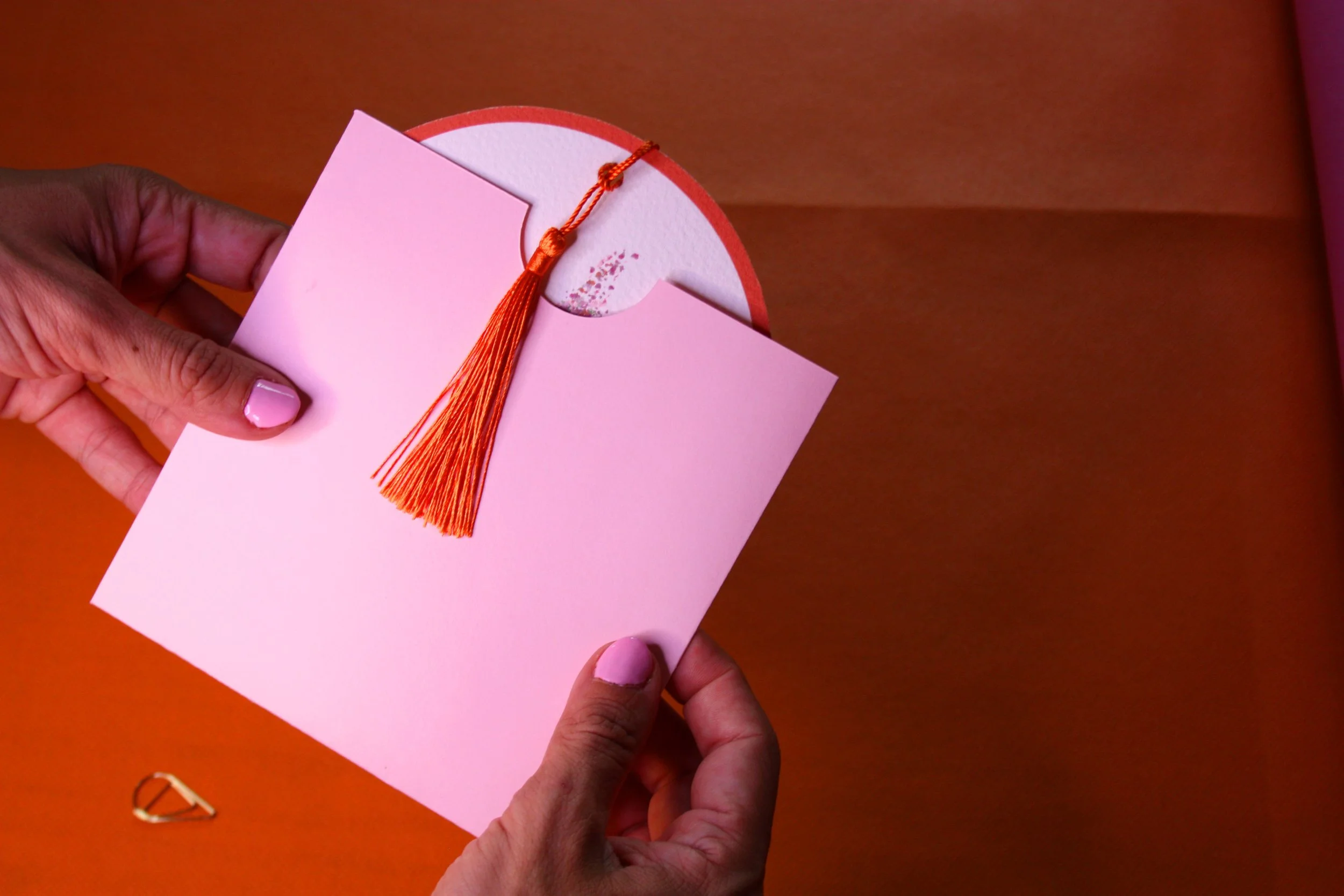 Invitación de boda original y diferente con ilustración semipersonalizada. Boda con colores vivos. Sobre hecho a mano en papel de alta calidad.